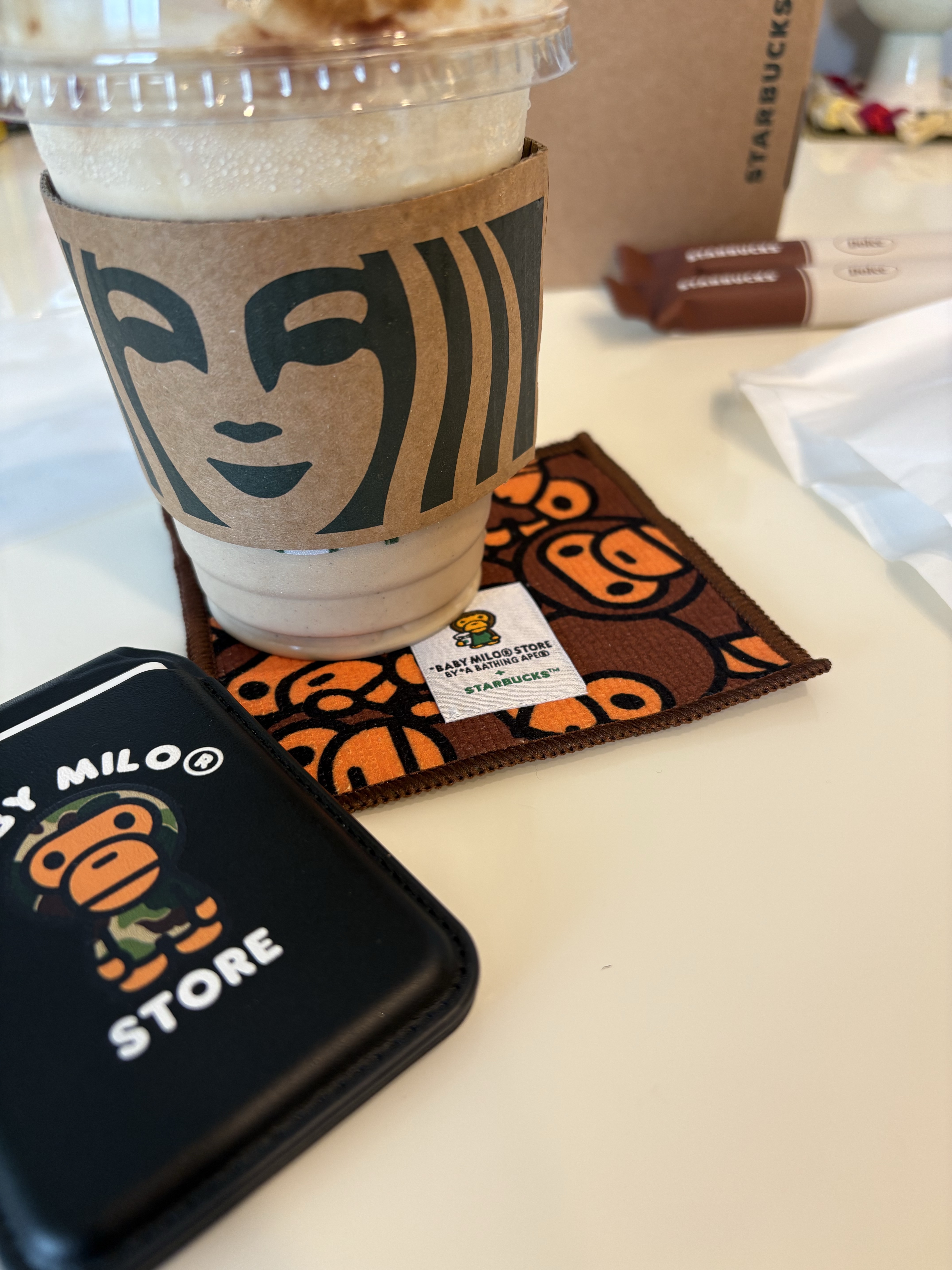Starbucks x BAPE Baby Milo Coaster, BAPE Baby Milo MagSafe Card Holder Black 착용 스타일 - 3