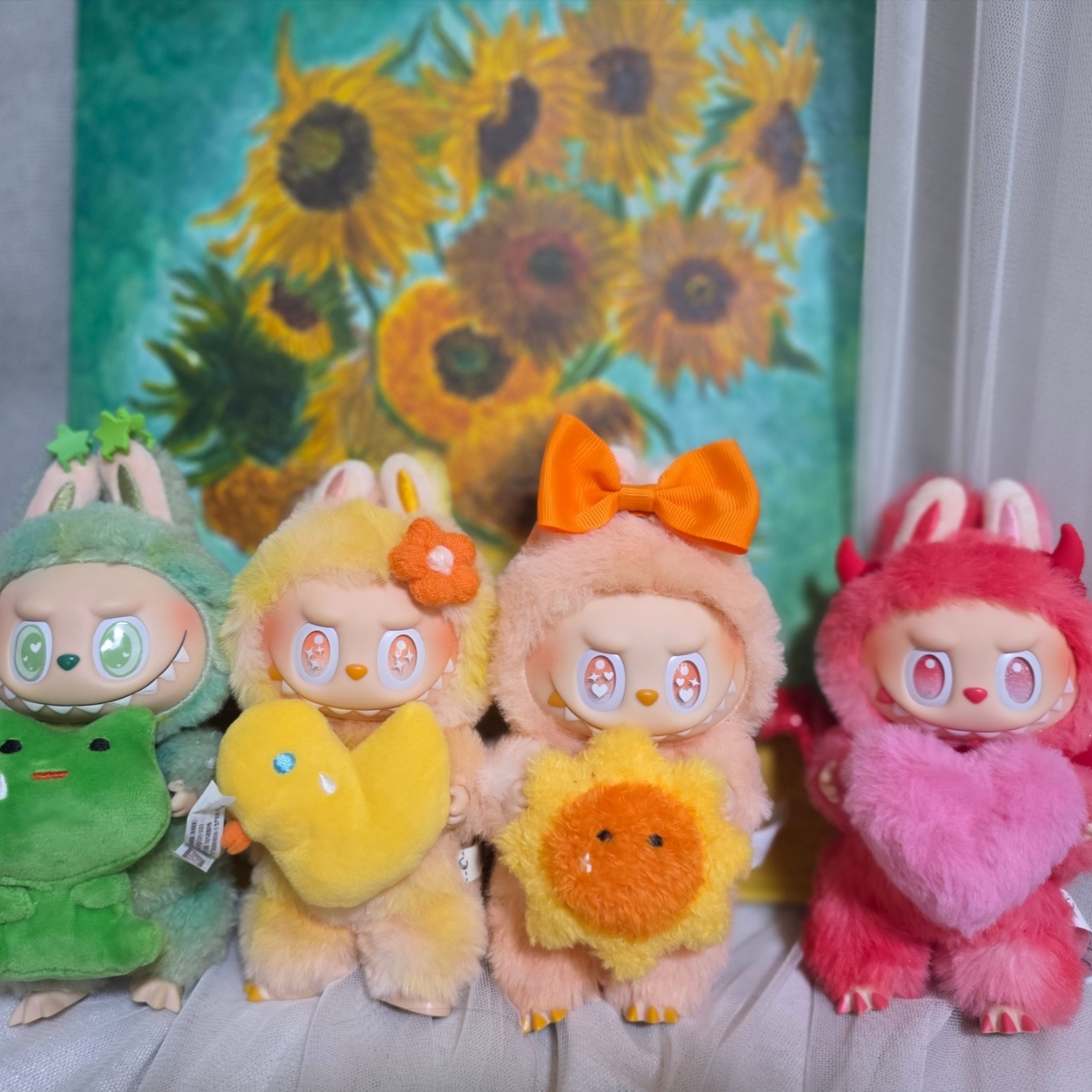 Pop Mart Labubu The Monsters Highlight Series Sealed Case (6 Blind Boxes), Pop Mart Labubu The Monsters Labubu Tasty Macarons Series Green Grape Keyring 착용 스타일