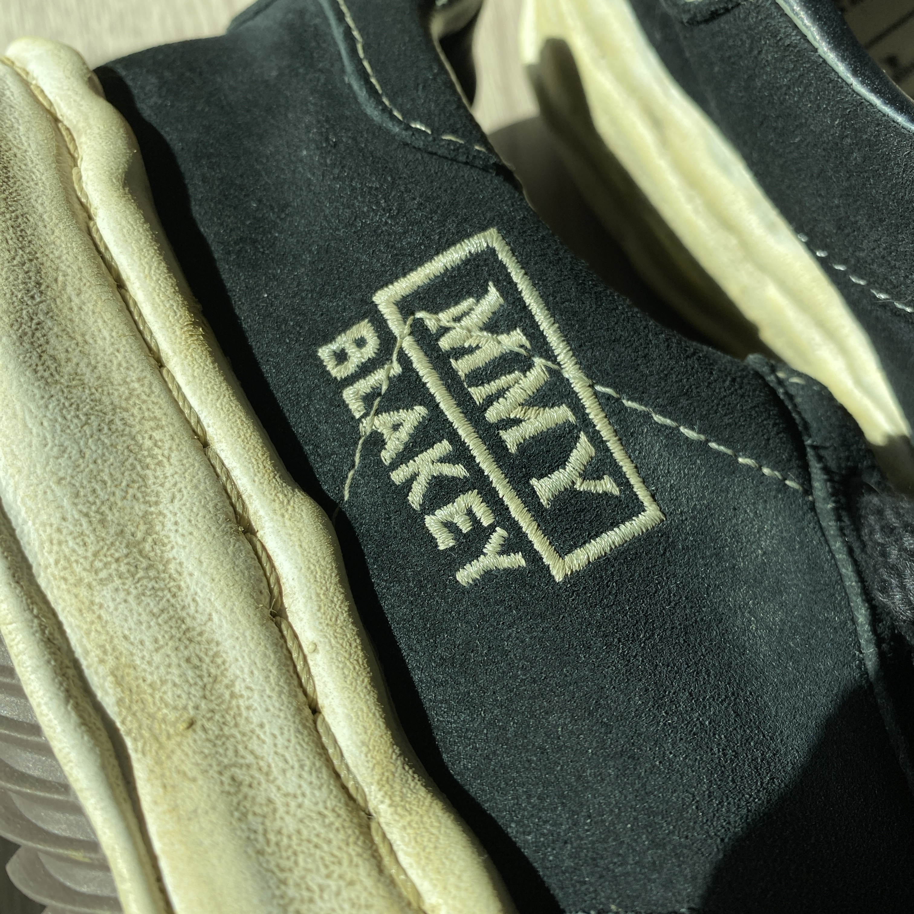Maison Mihara Yasuhiro Blakey OG Sole Suede Low-top Sneakers Black 착용 스타일 - 2