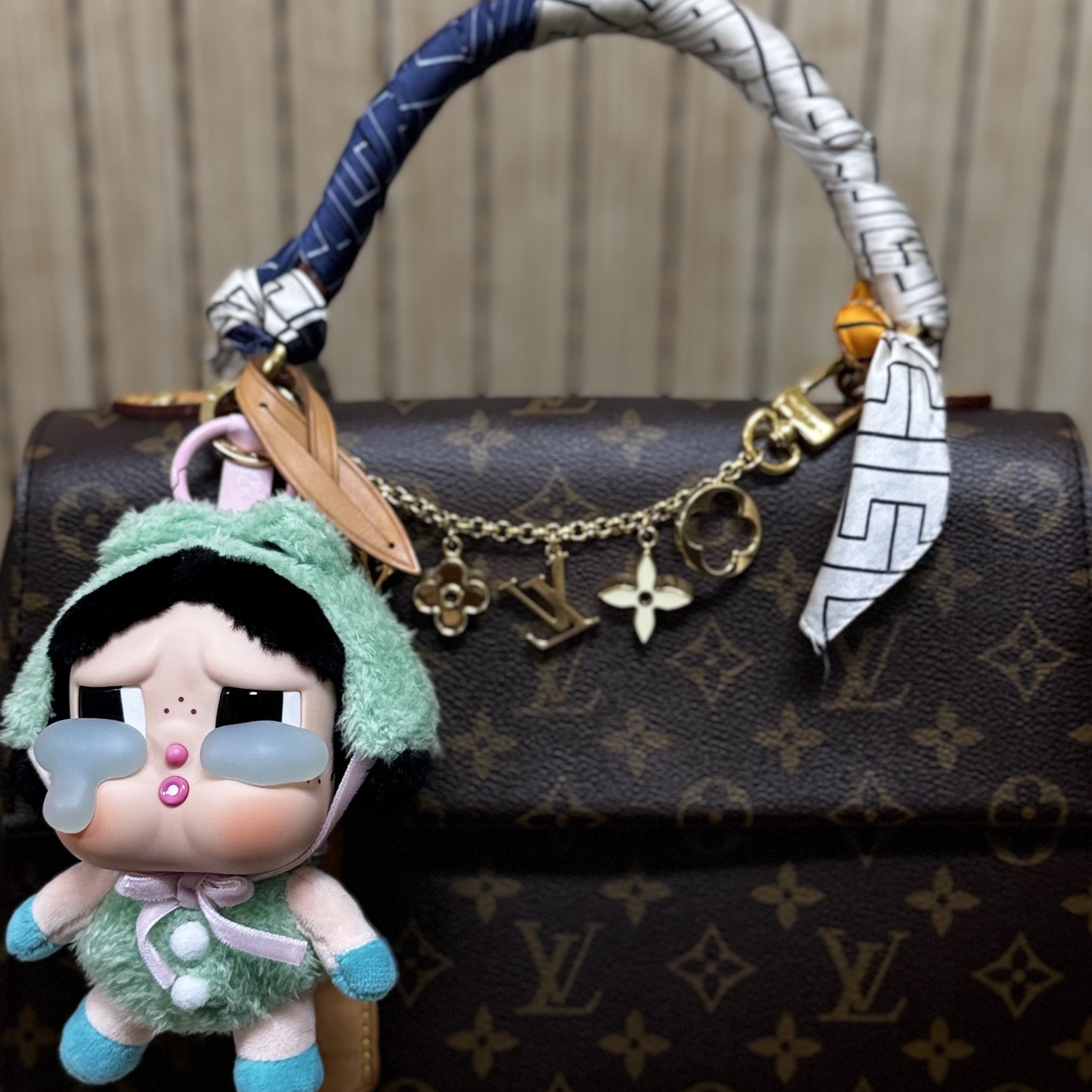 Pop Mart Crybaby Crying Again Series Plush Keyring What A Frog (Opened Case) 착용 스타일