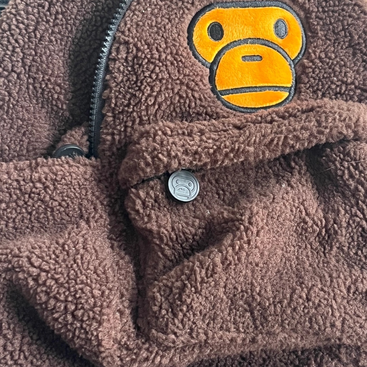 BAPE Baby Milo Mobile Bag Brown 착용 스타일
