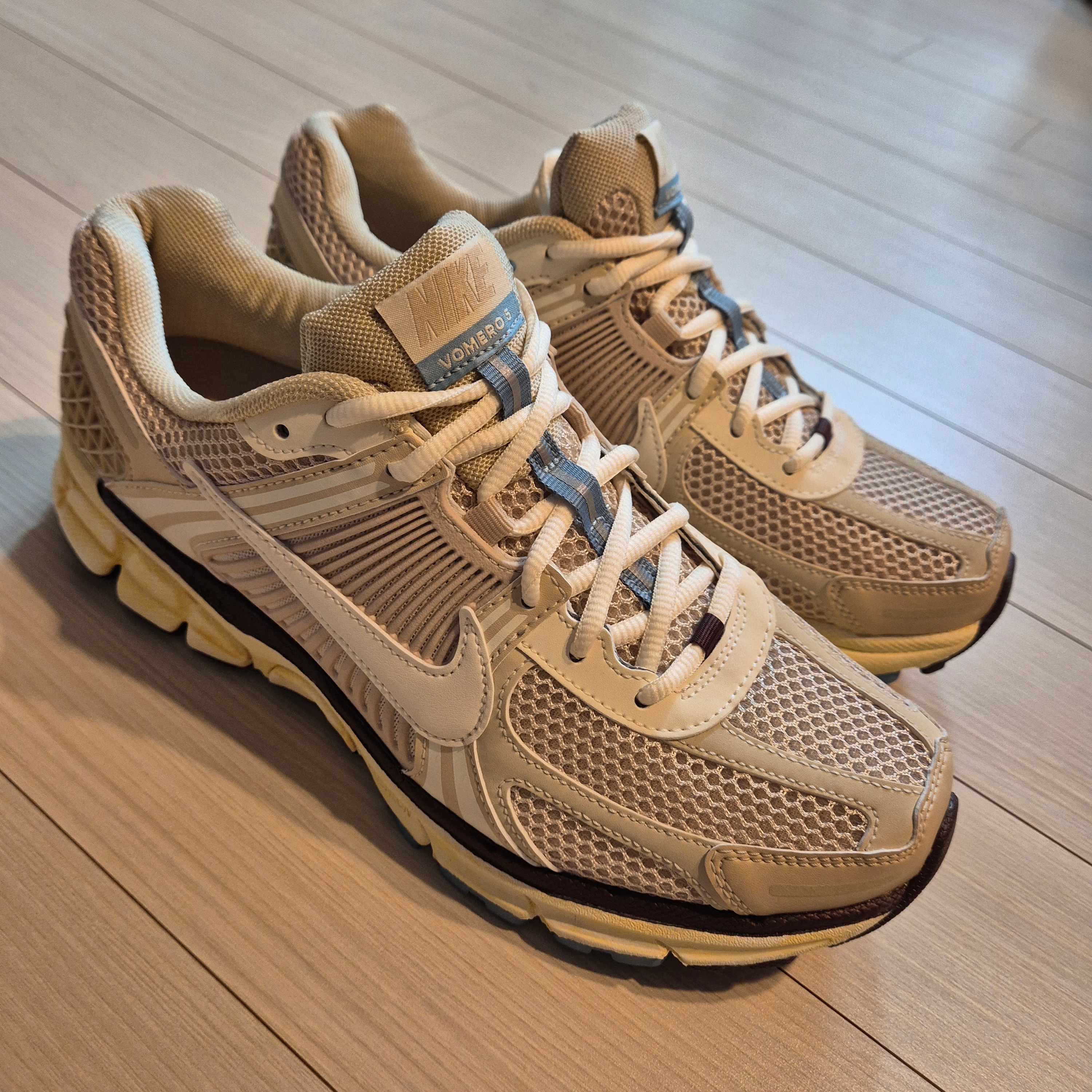 (W) Nike Zoom Vomero 5 Oatmeal 착용 스타일