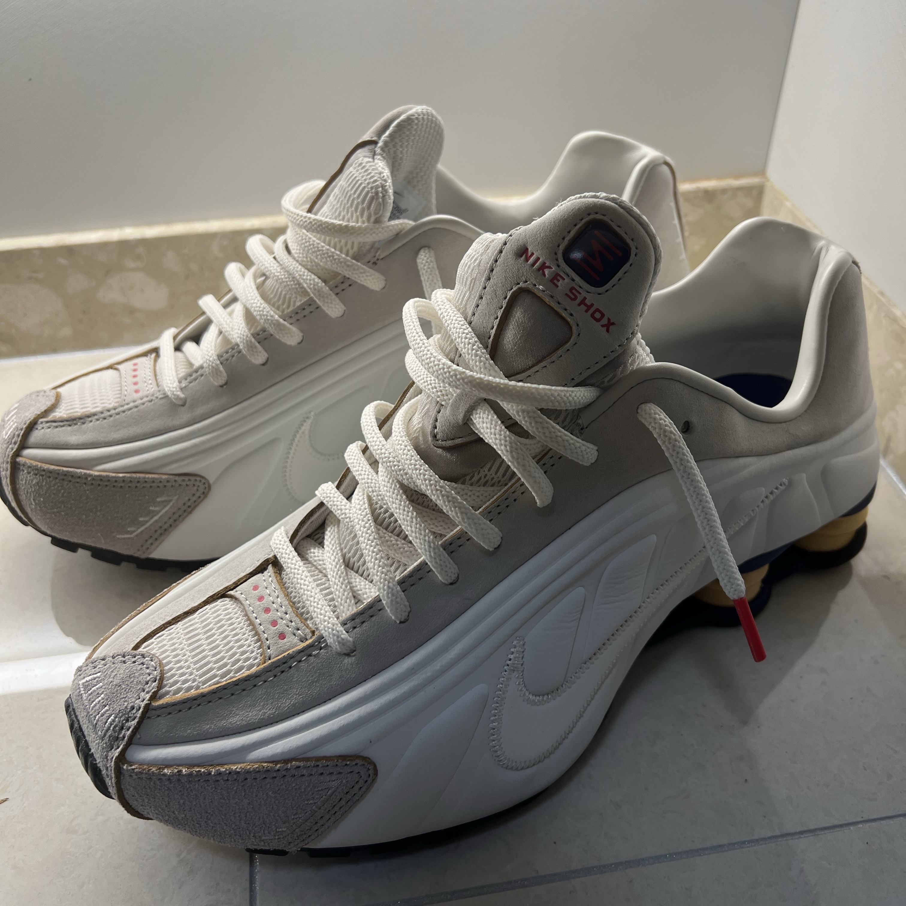 Nike Shox R4 PRM Light Iron Ore and Phantom 착용 스타일