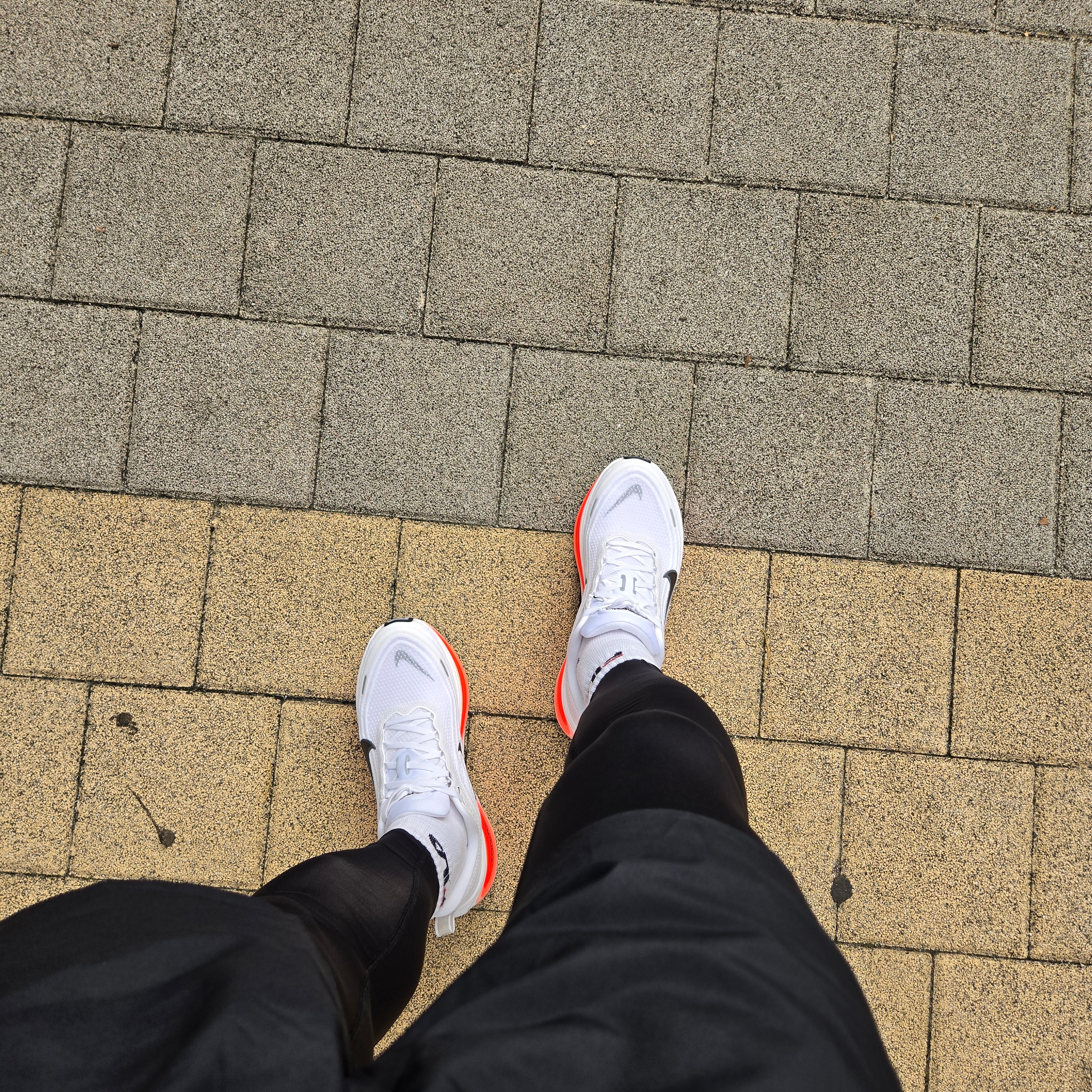Nike Zoom Vomero Plus White Bright Crimson 착용 스타일 - 2