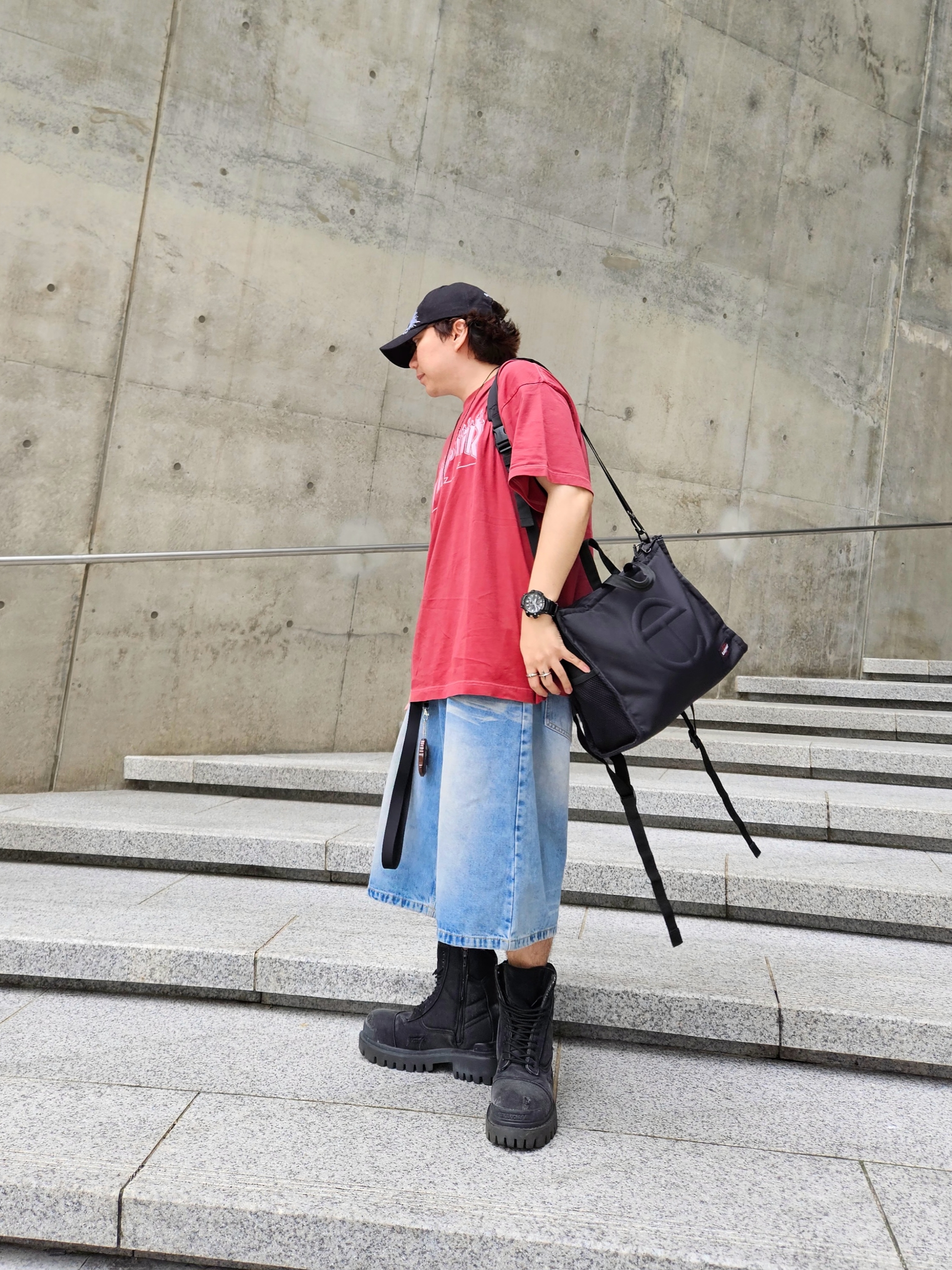 Telfar x Eastpak Large Shopper Black 착용 스타일