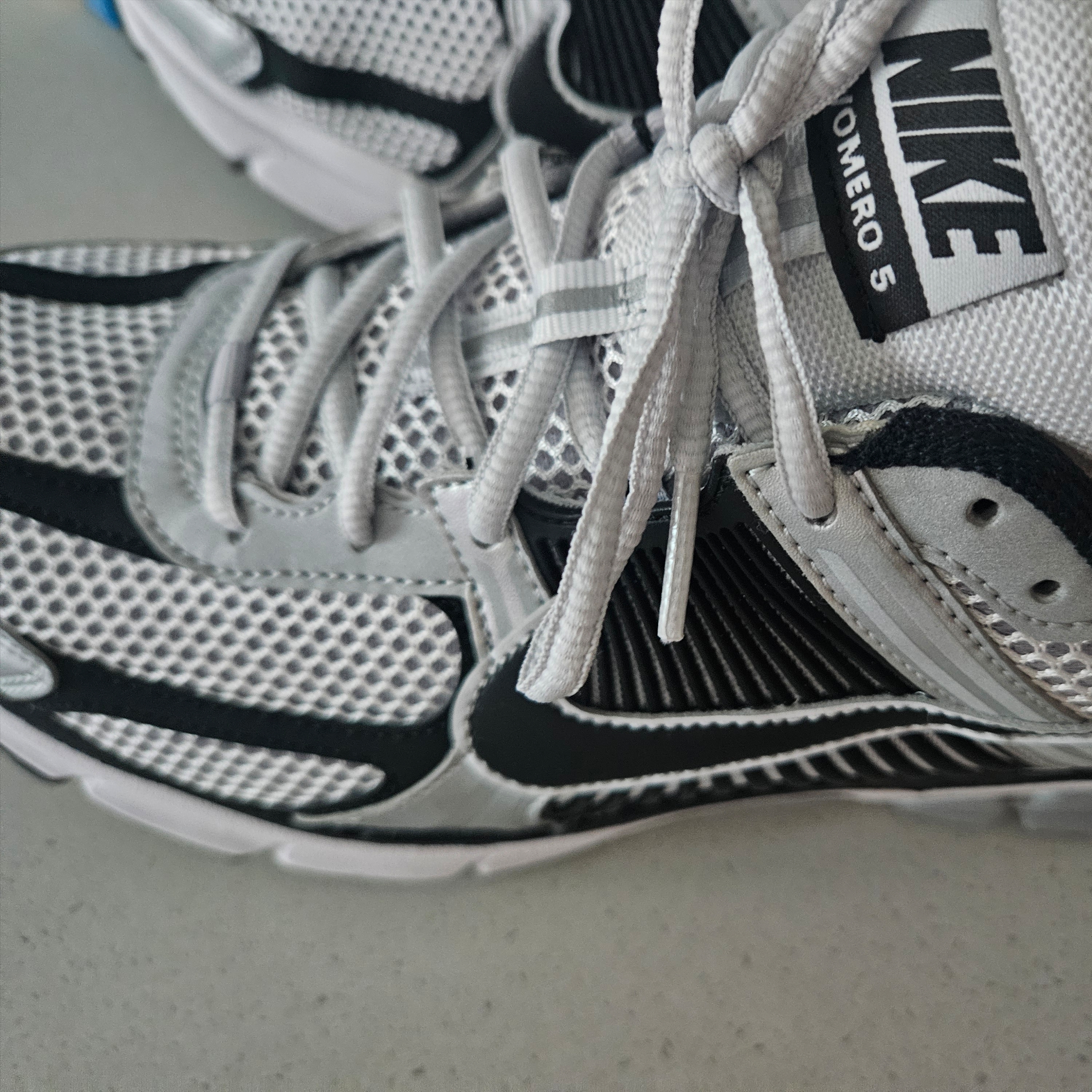 Nike Zoom Vomero 5 Metallic Silver Black 착용 스타일