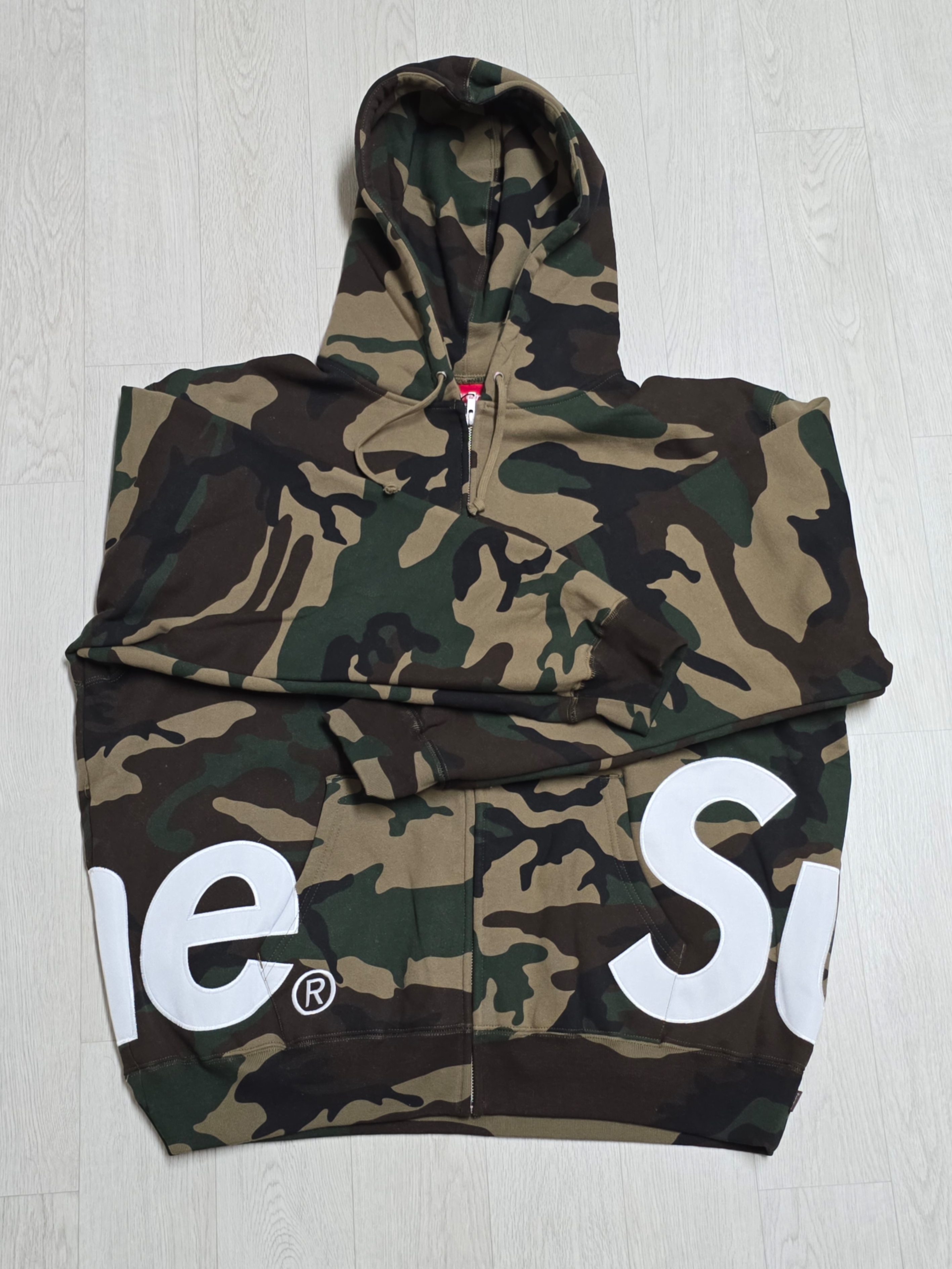 Supreme Big Logo Zip Up Hooded Sweatshirt Woodland Camo - 25SS 착용 스타일 - 3