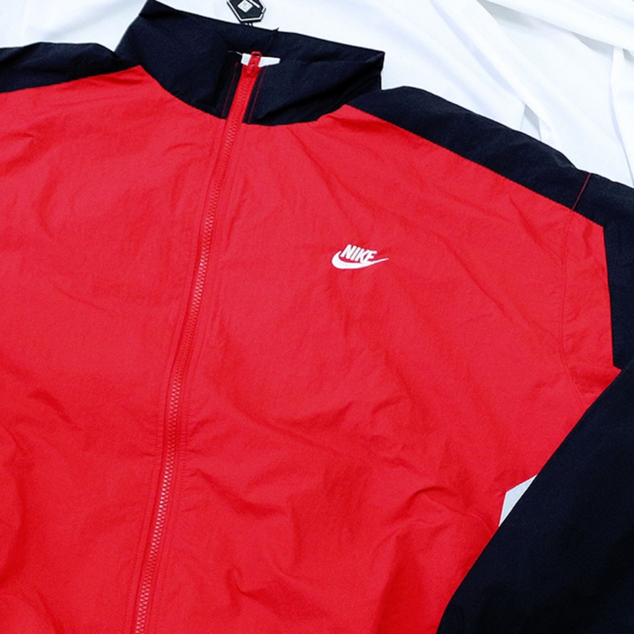 Nike Club Oversized Woven Track Jacket University Red Black - Asia, Nike Club Oversized Woven Track Jacket University Red Black - US/EU 착용 스타일