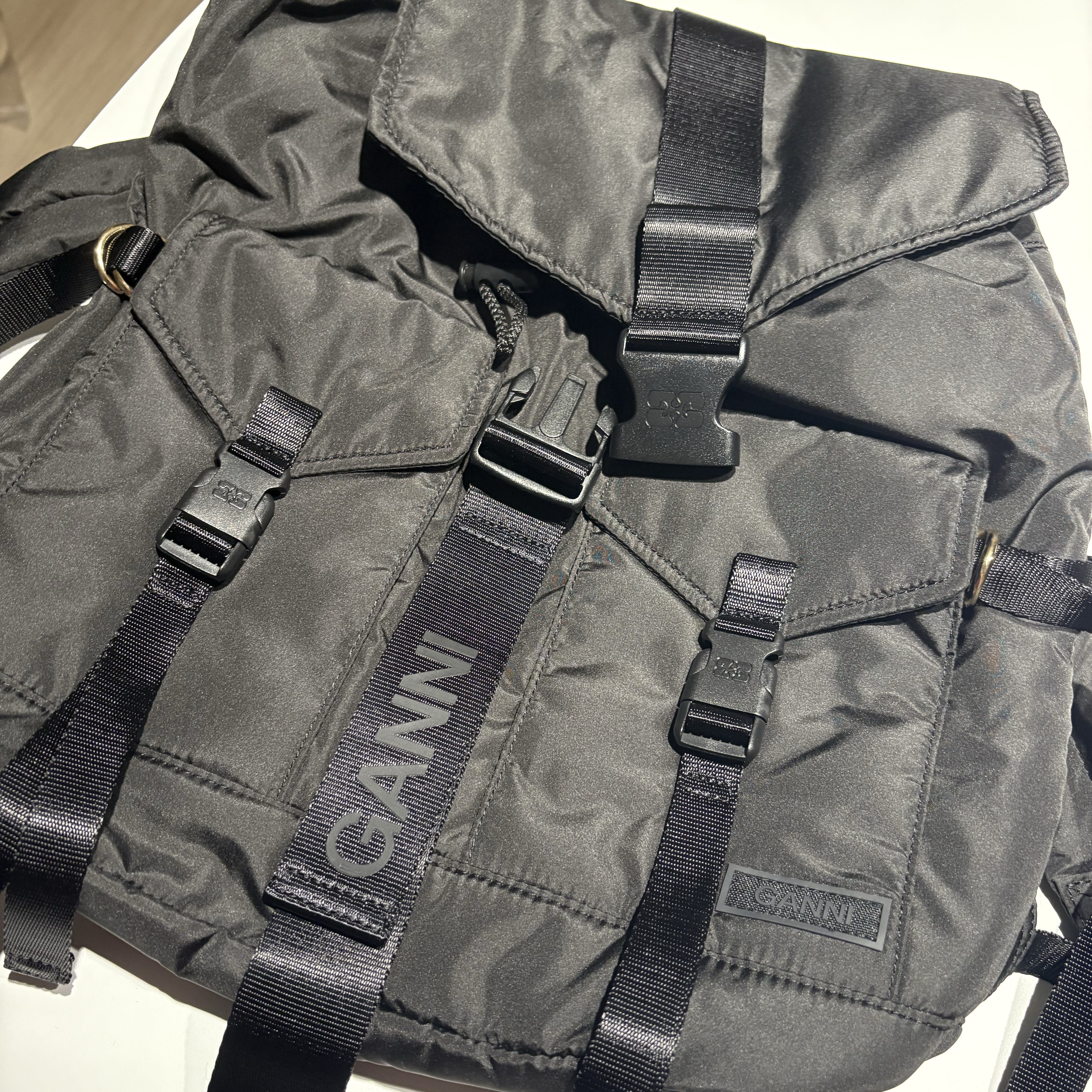 Ganni Tech Backpack Black 착용 스타일