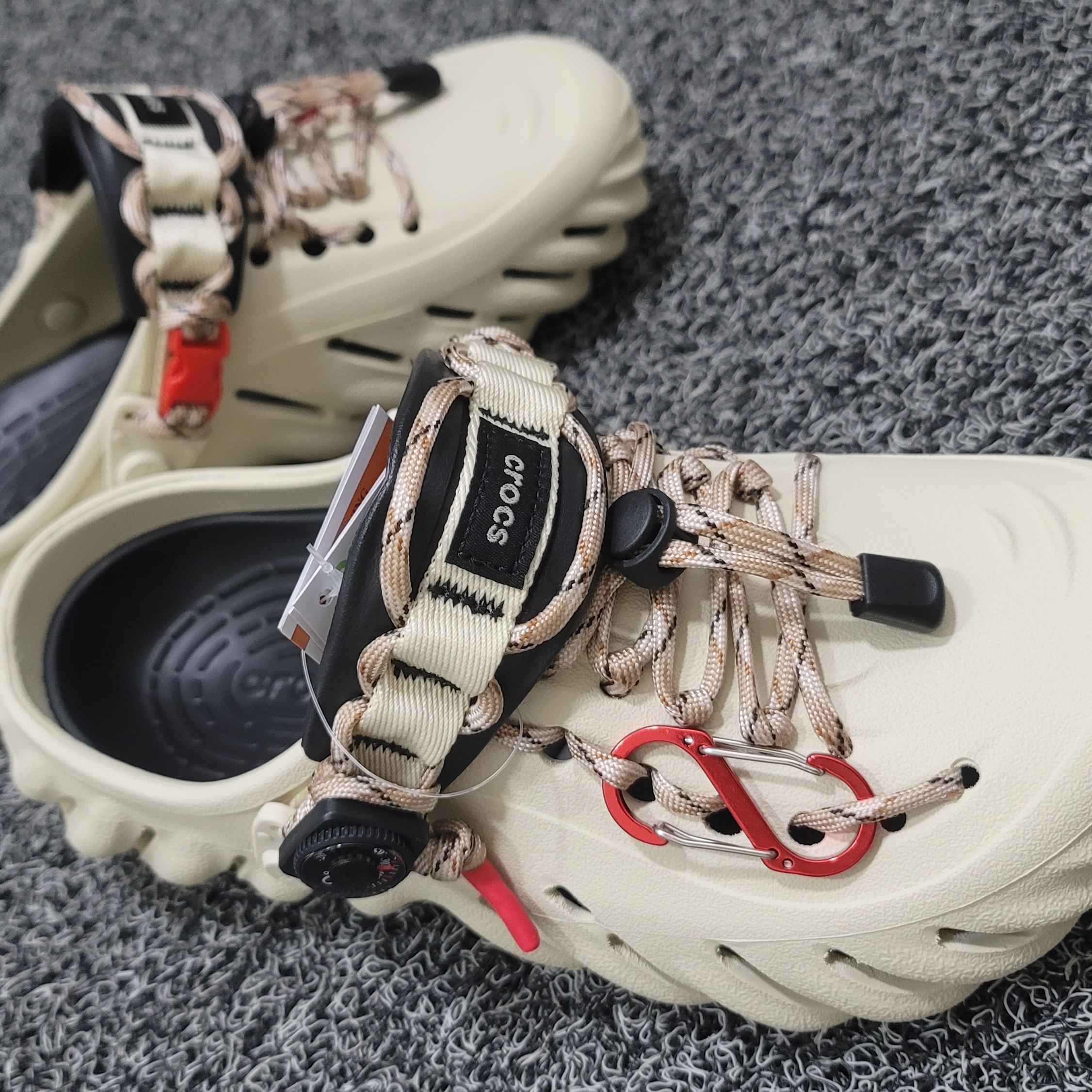 Crocs Echo Clog Bone Black 착용 스타일 - 2