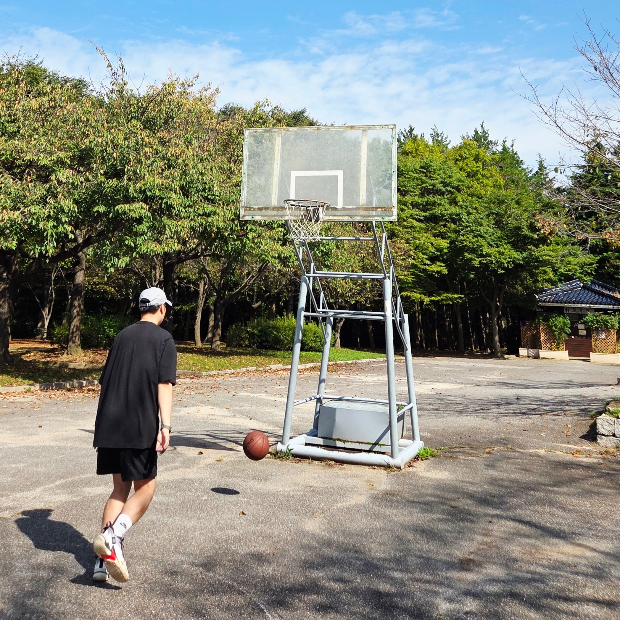 Carhartt Loose Fit Heavyweight Regular Short Sleeve Pocket T-Shirt Black, Nike NSW Woven Shorts Black - Asia 착용 스타일 - 2