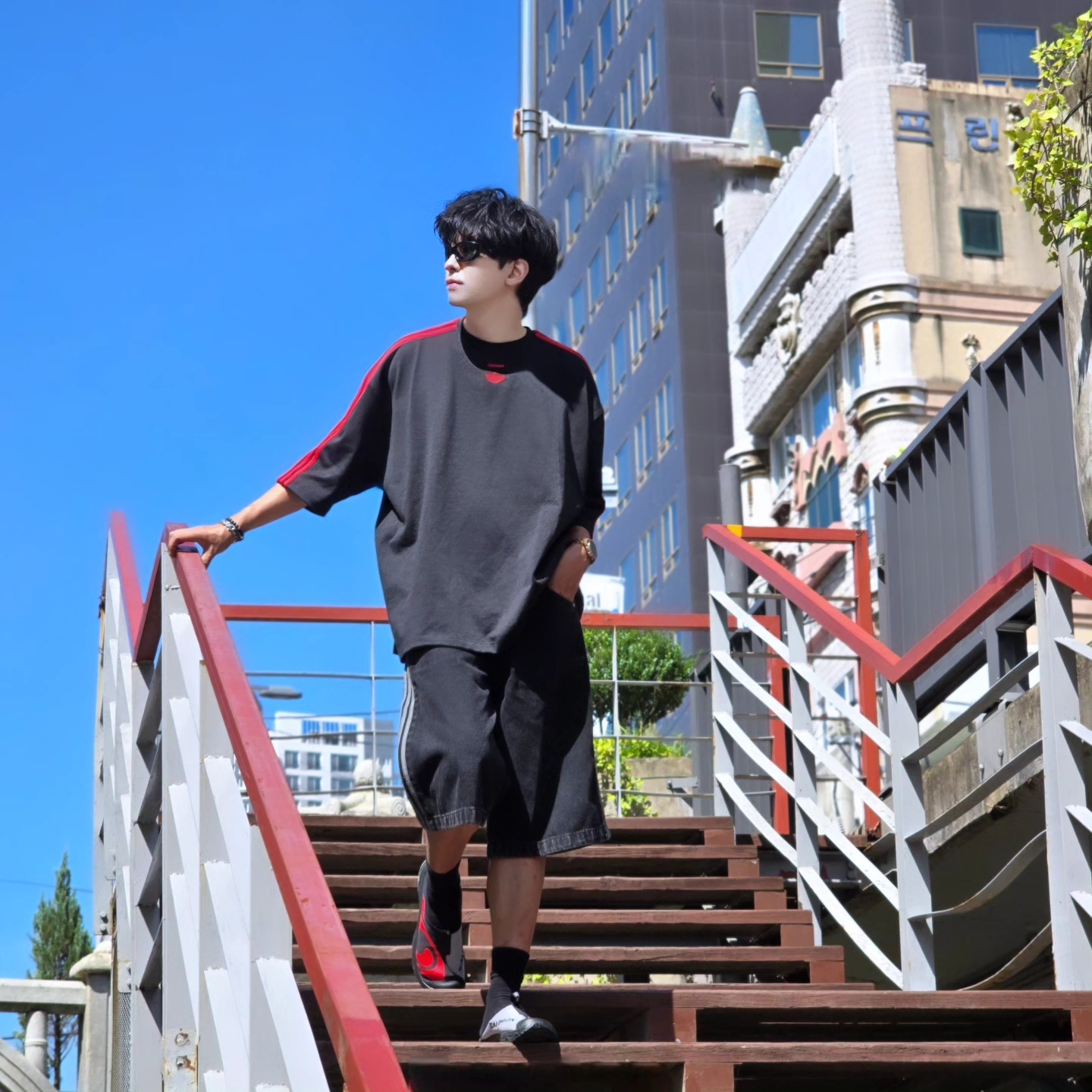 Adidas x Willy Chavarria Chavarria Signature T-Shirt Black - KR Sizing, Adidas Adicolor Denim Firebird Shorts True Black Denim - KR Sizing 착용 스타일 - 1
