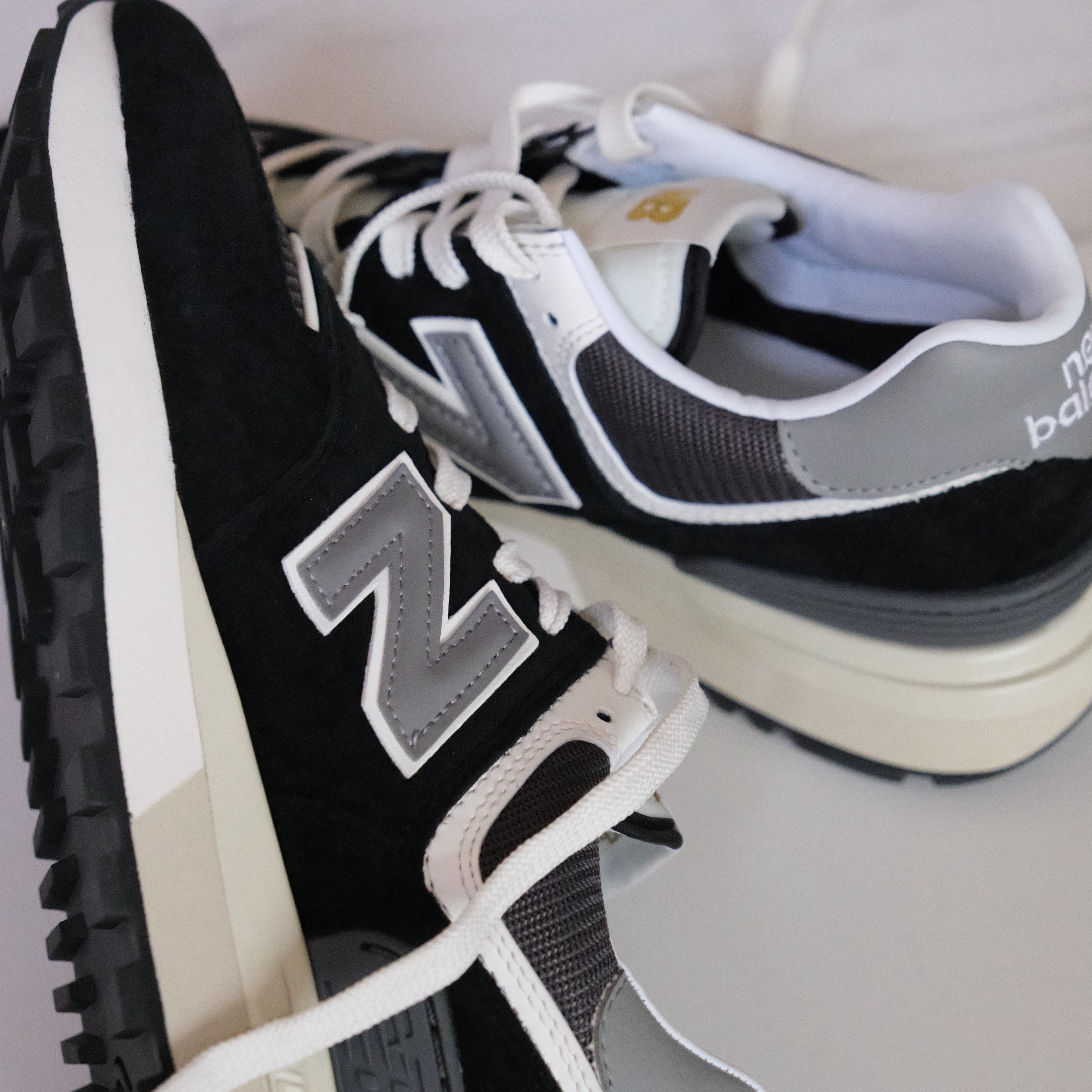 New Balance 574 Legacy Black 착용 스타일 - 2