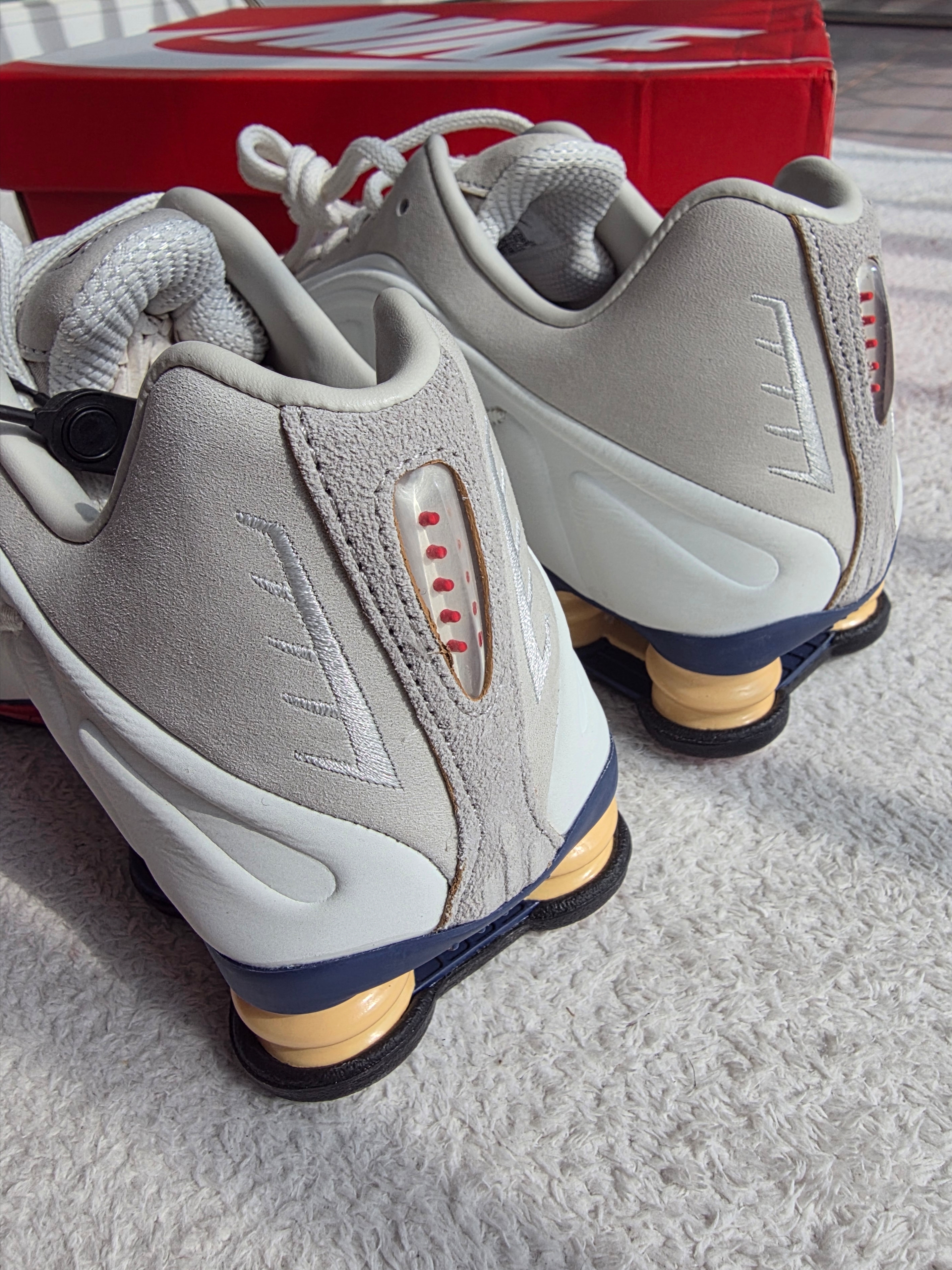 Nike Shox R4 PRM Light Iron Ore and Phantom 착용 스타일 - 4