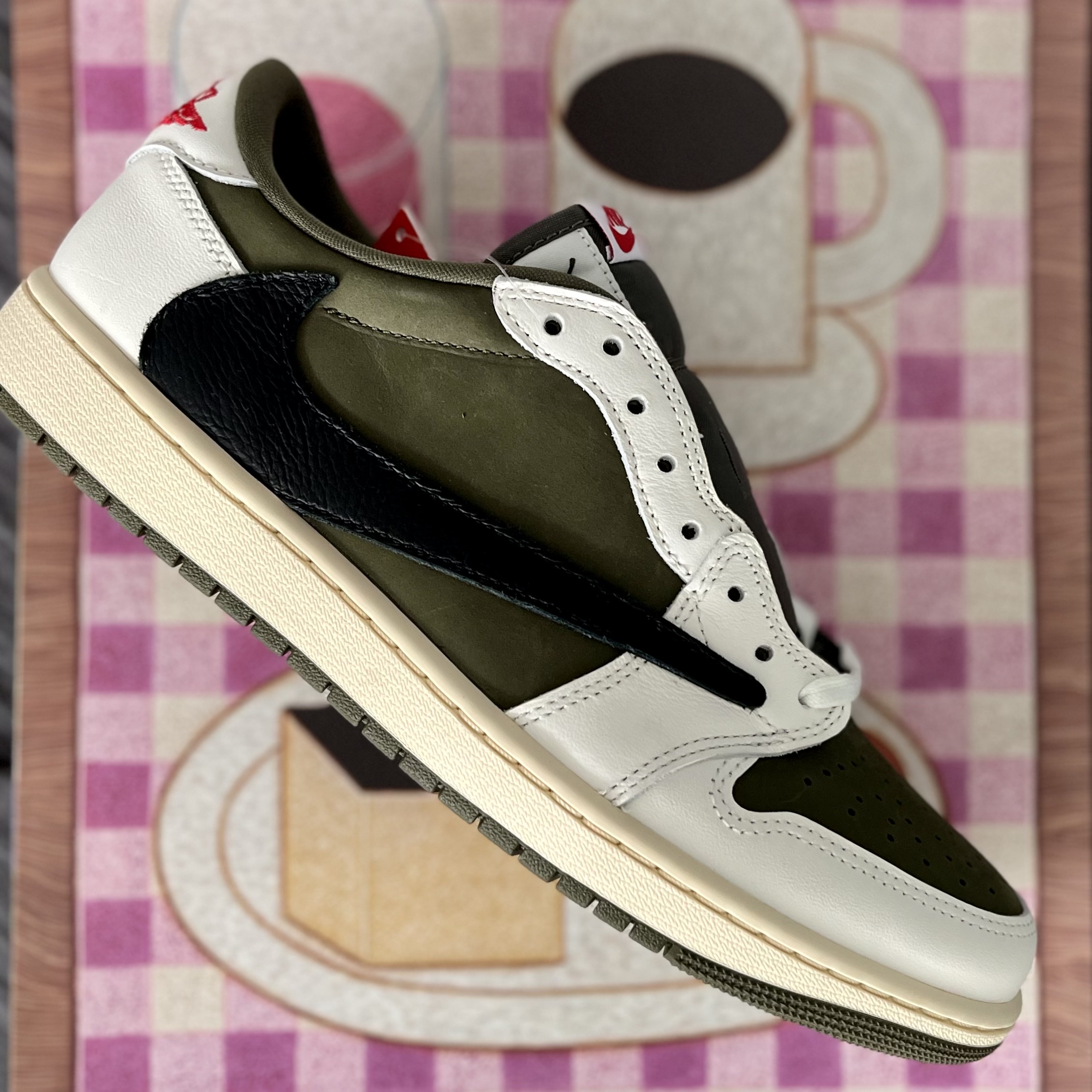 Jordan 1 x Travis Scott Retro Low OG SP Reverse Olive 착용 스타일
