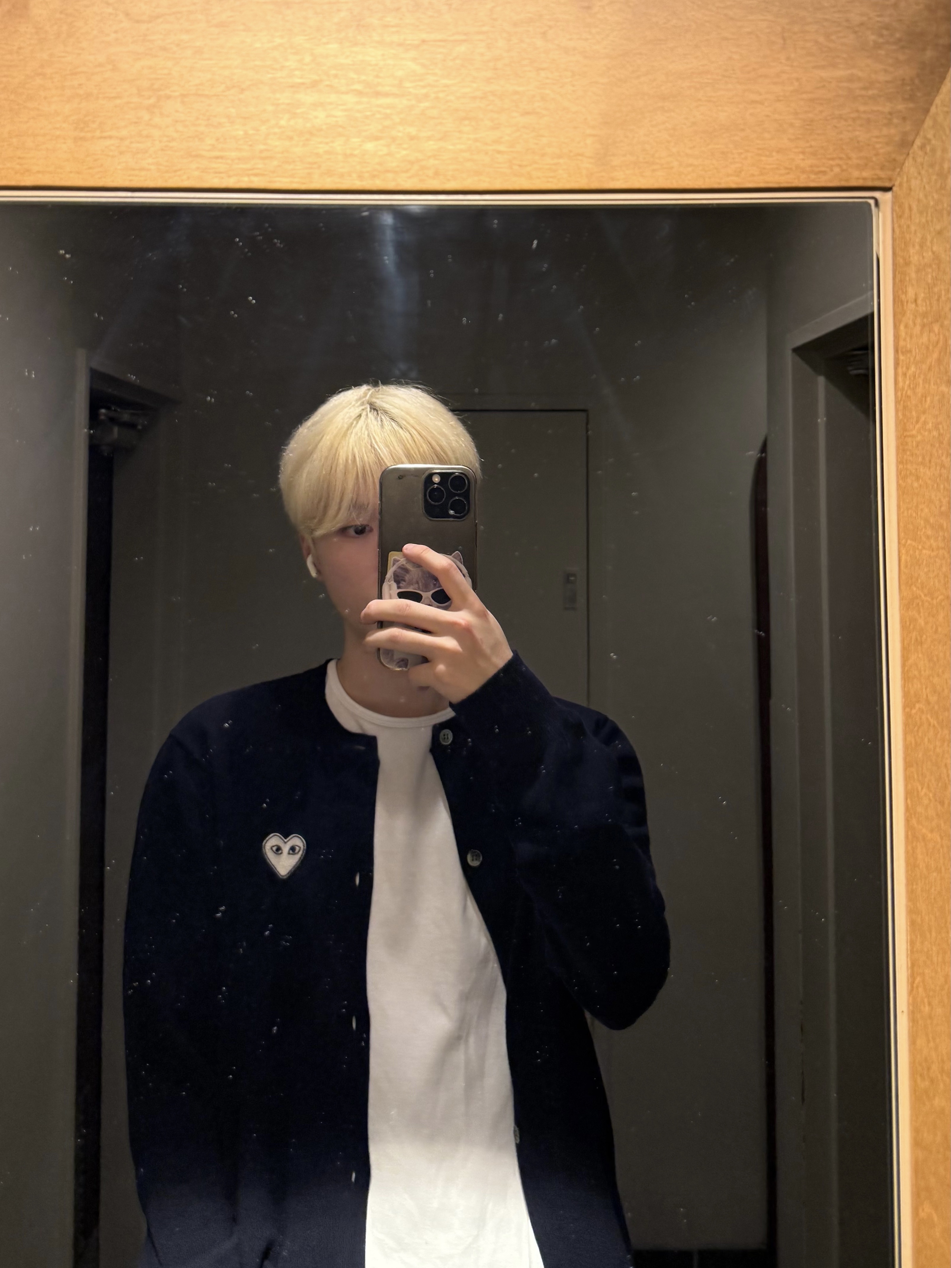 Play Comme des Garcons White Heart Knit Cardigan Navy 착용 스타일 - 1