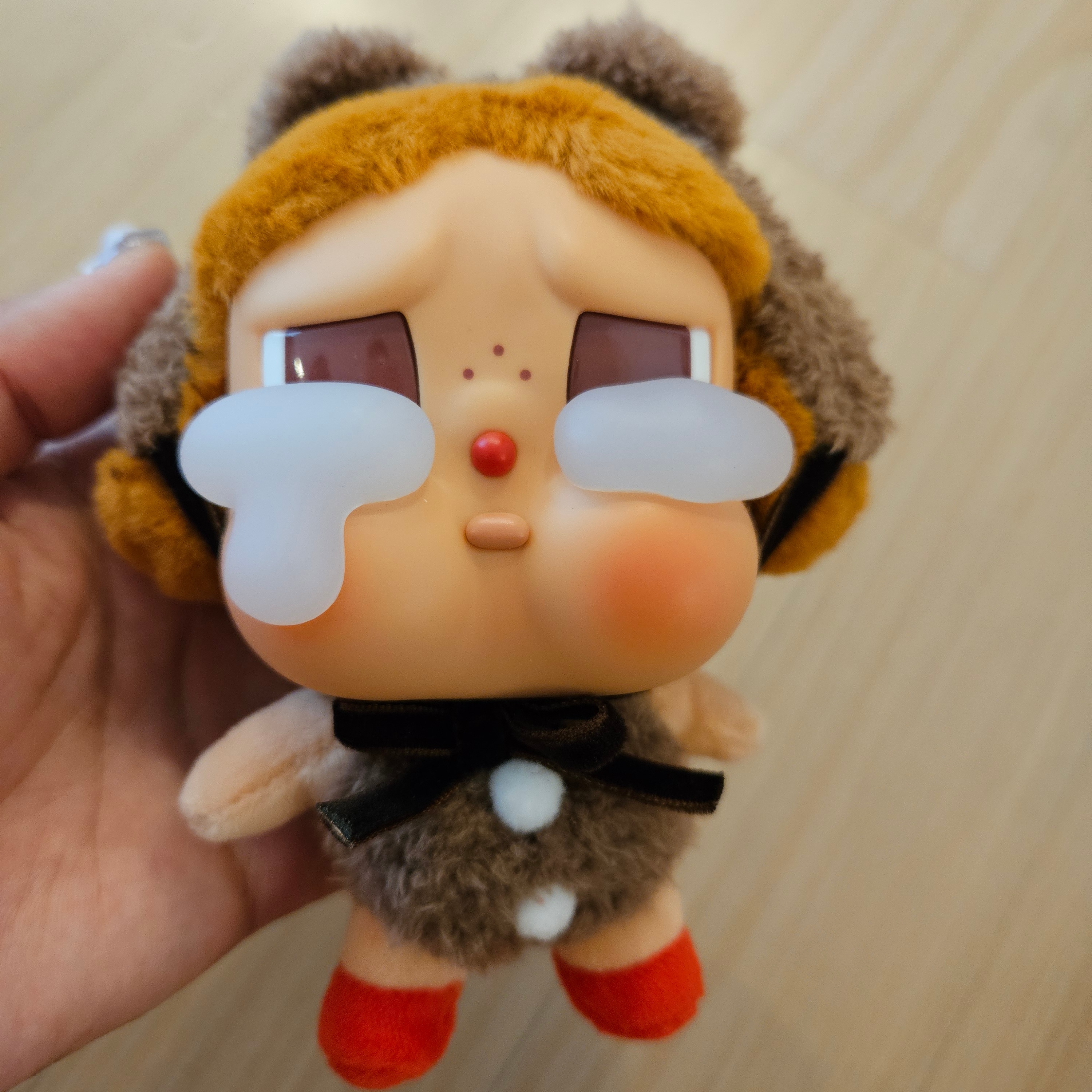 Pop Mart Crybaby Crying Again Series Plush Keyring Love Makes Us Cry (Opened Case) 착용 스타일