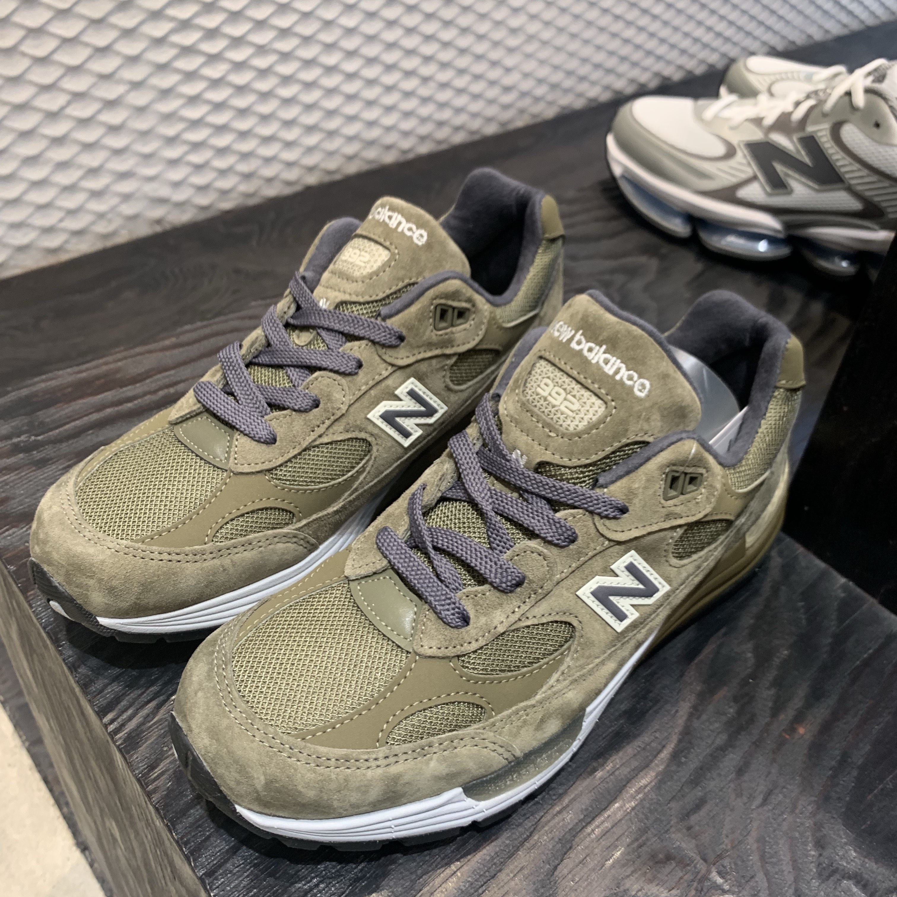 New Balance 992 Made in USA Dark Camo Covert Green - D Standard 착용 스타일