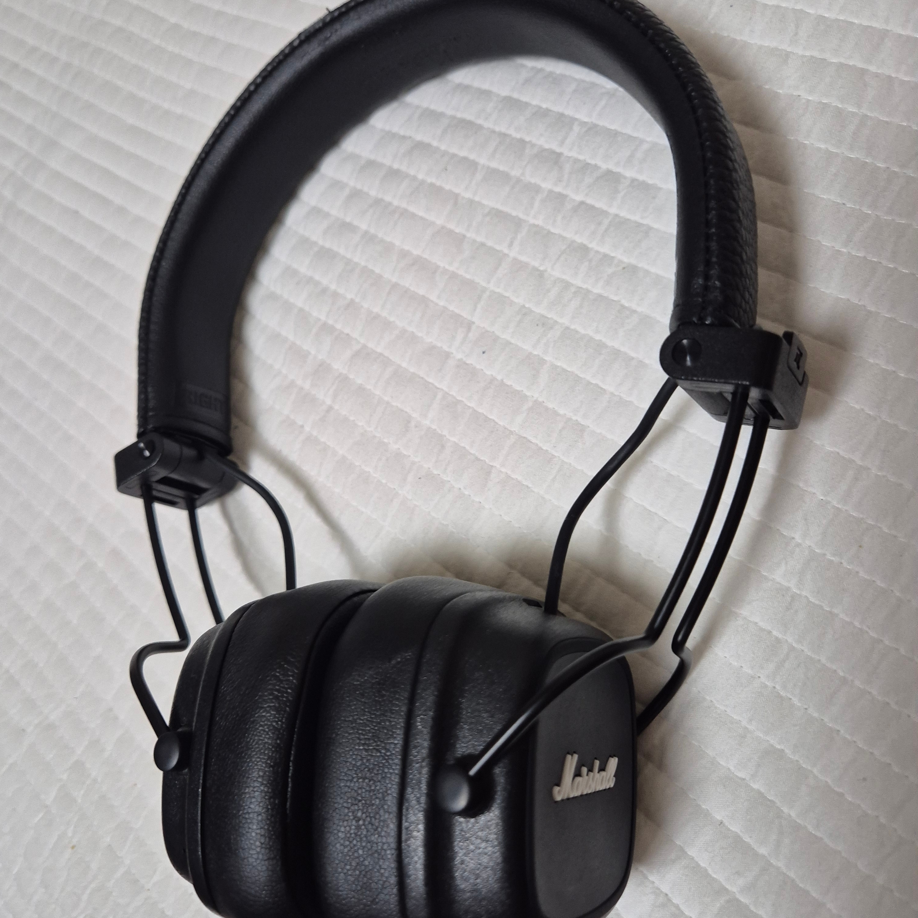 Marshall Major IV Black (Korean Ver.) 착용 스타일