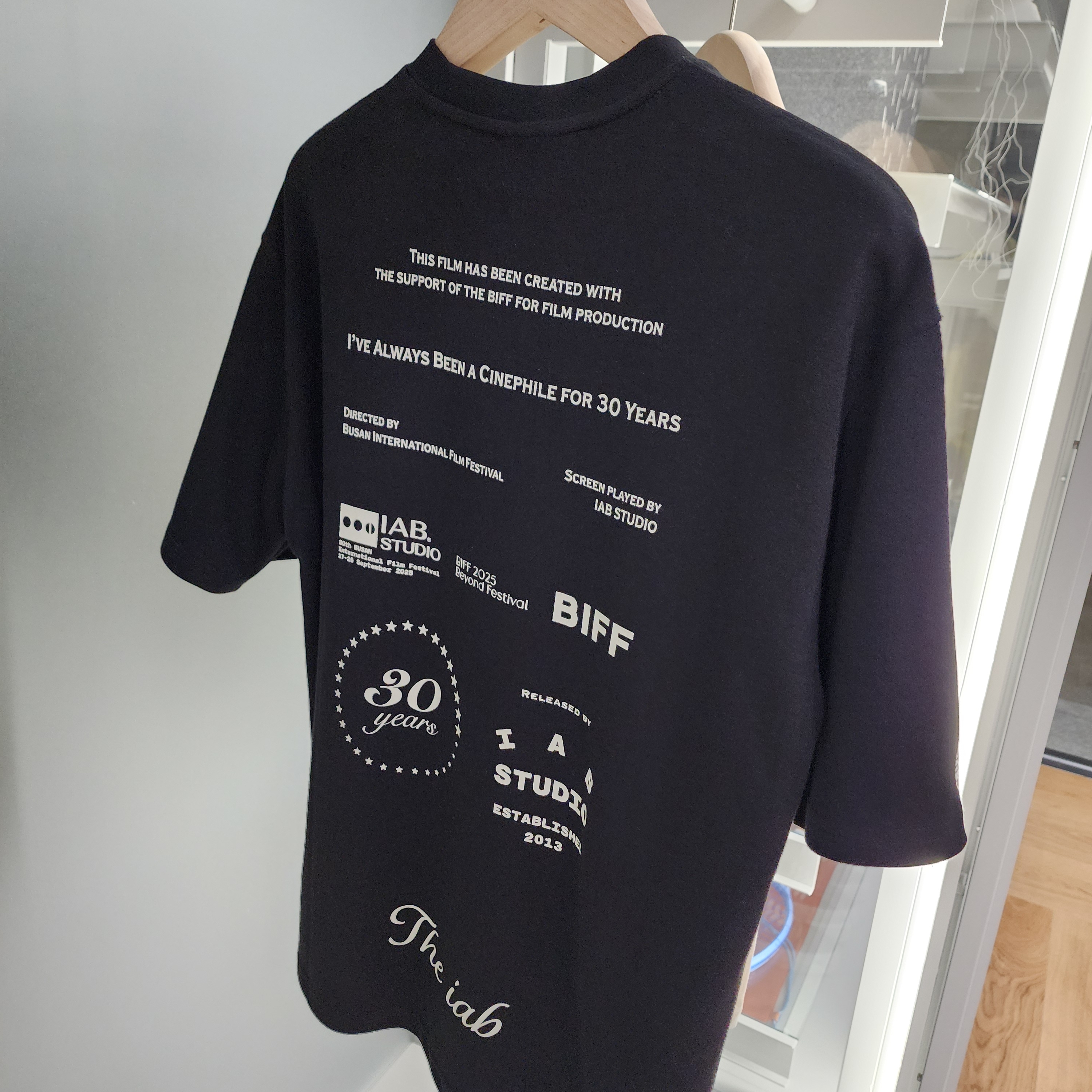 IAB Studio x p!tt Ending Credits T-shirt Black 착용 스타일