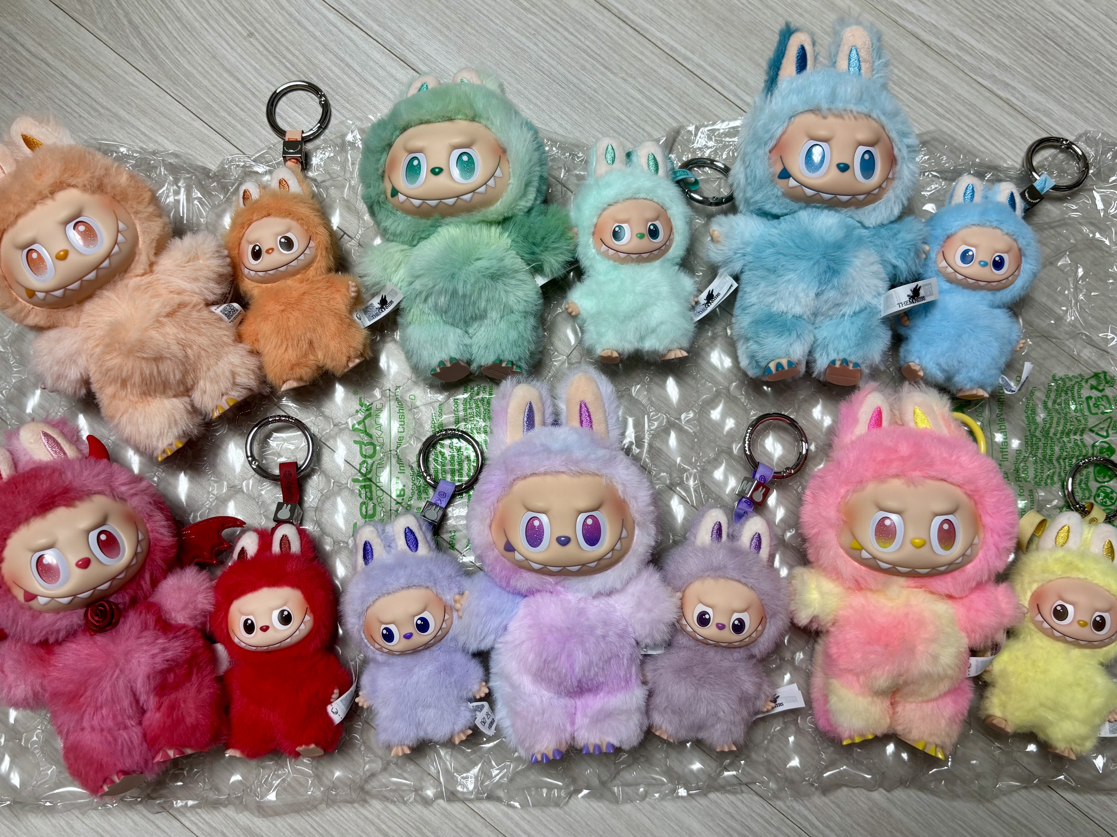 Pop Mart Labubu The Monsters Pin For Love Series Vinyl Plush Pendant Sealed Case (A-M) (14 Blind Boxes) 착용 스타일 - 2