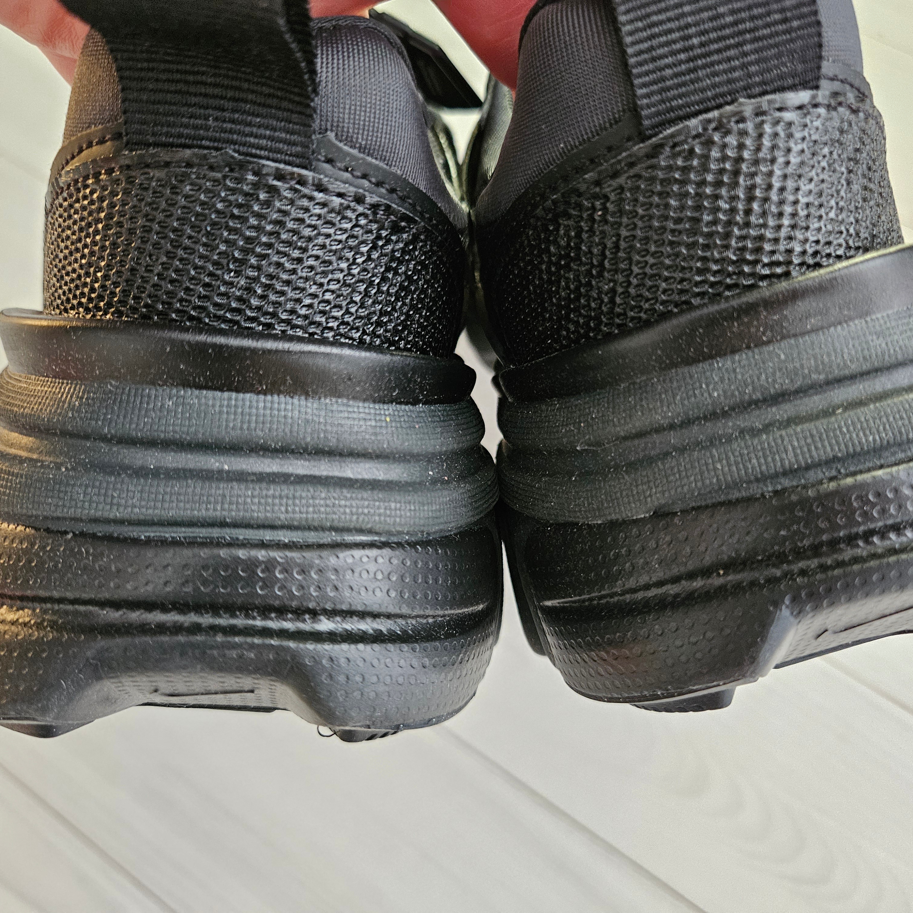 Nike V2K Run Black Anthracite 착용 스타일 - 3