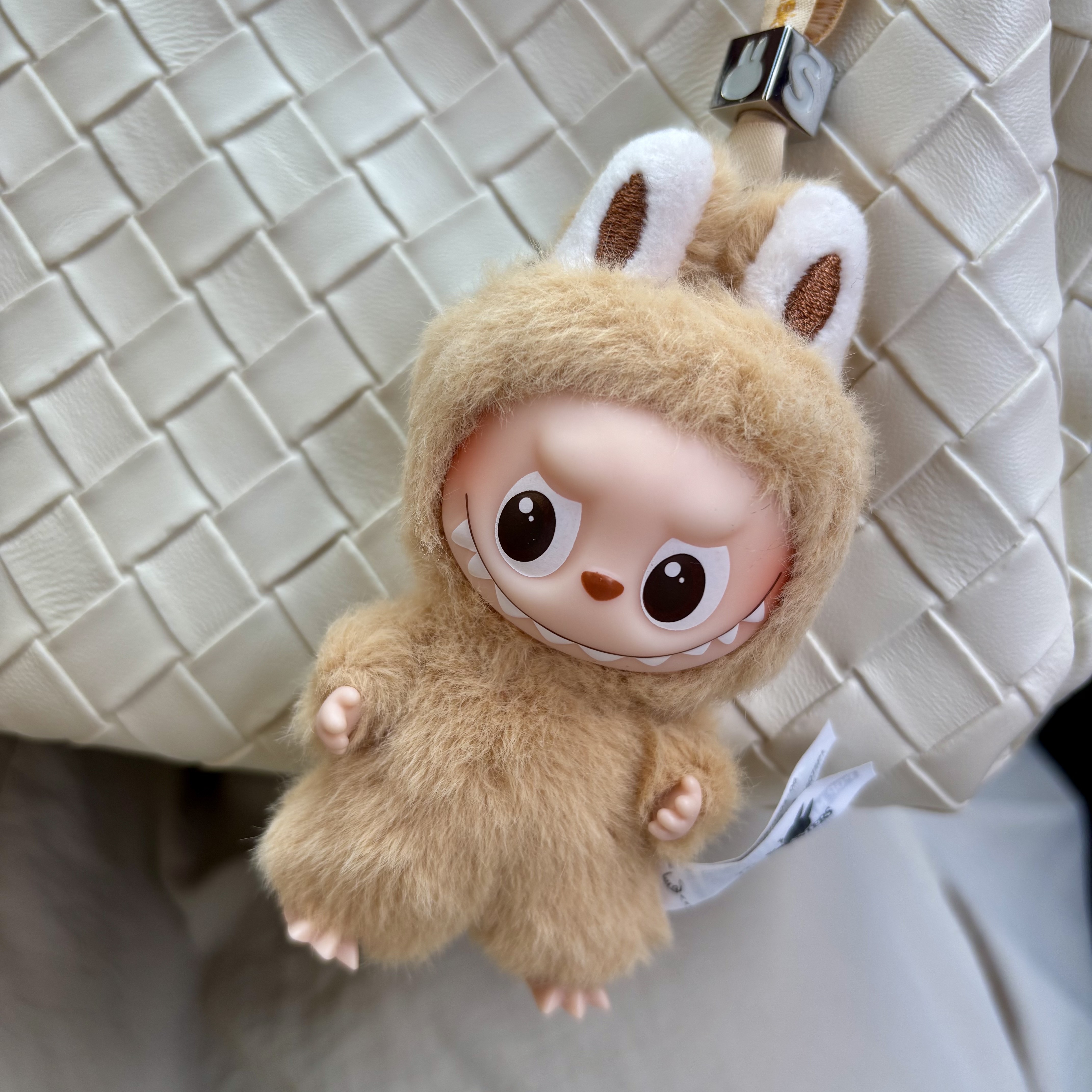 Pop Mart Labubu The Monsters Pin For Love Series Vinyl Plush Pendant (N-Z) S (Opened Case) 착용 스타일