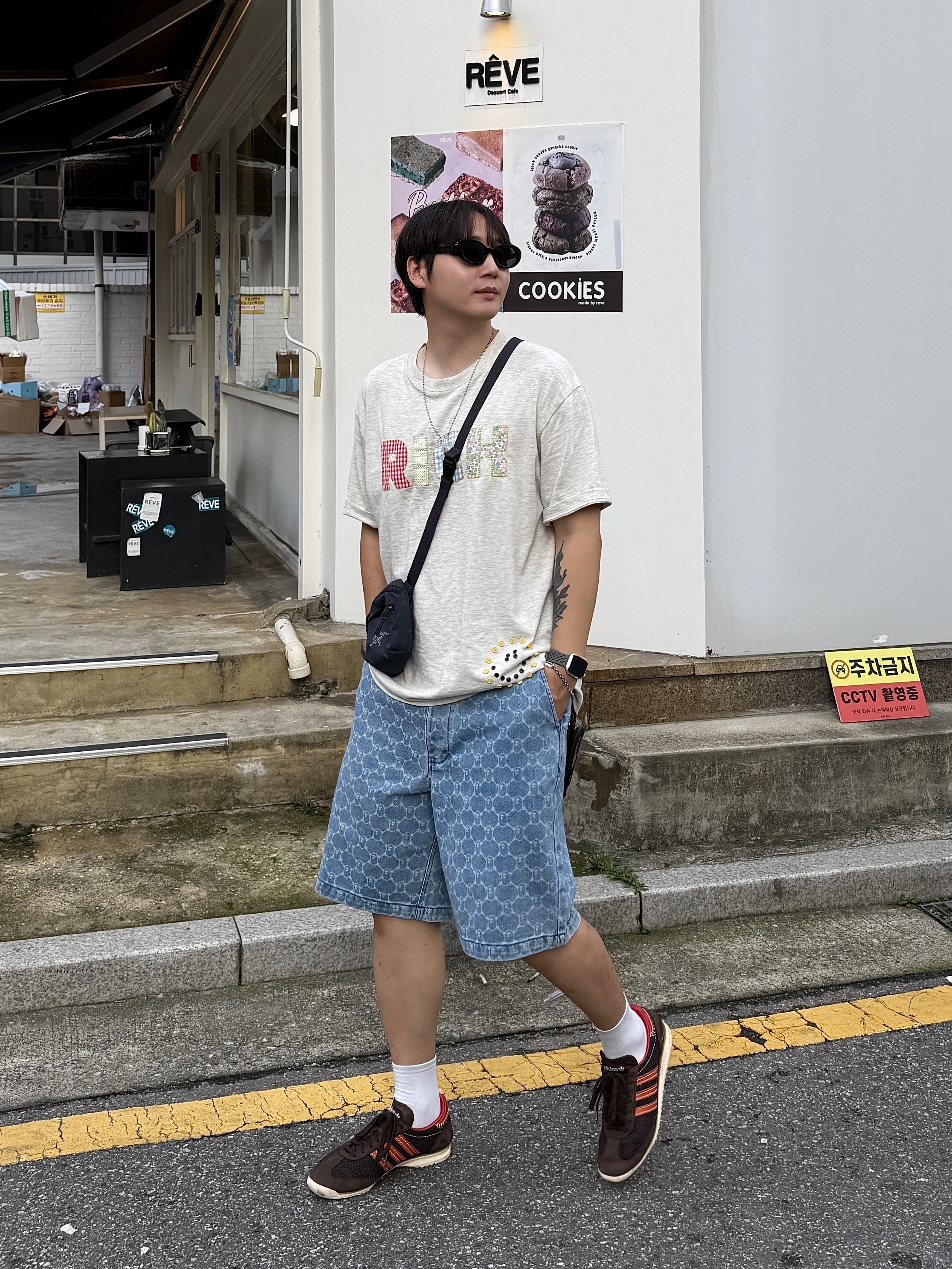 BAPE College Monogram Relaxed Fit 13 oz. Denim Shorts Light Indigo, Adidas x Wales Bonner SL 72 Knit Brown 착용 스타일 - 3