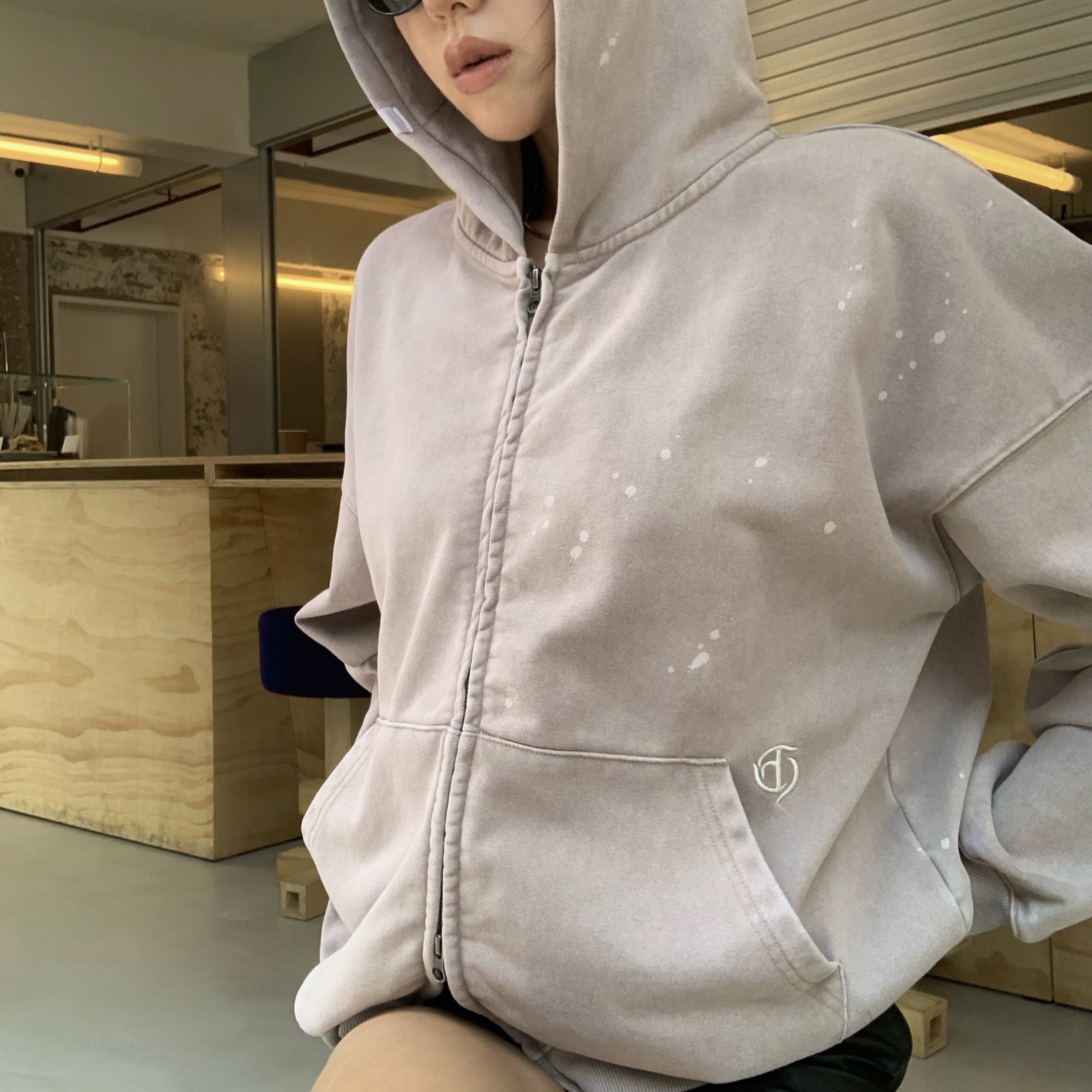 [KREAM 단독] NOMANUAL Painted Hooded Zip-up Washed Warm Gray 착용 스타일 - 6