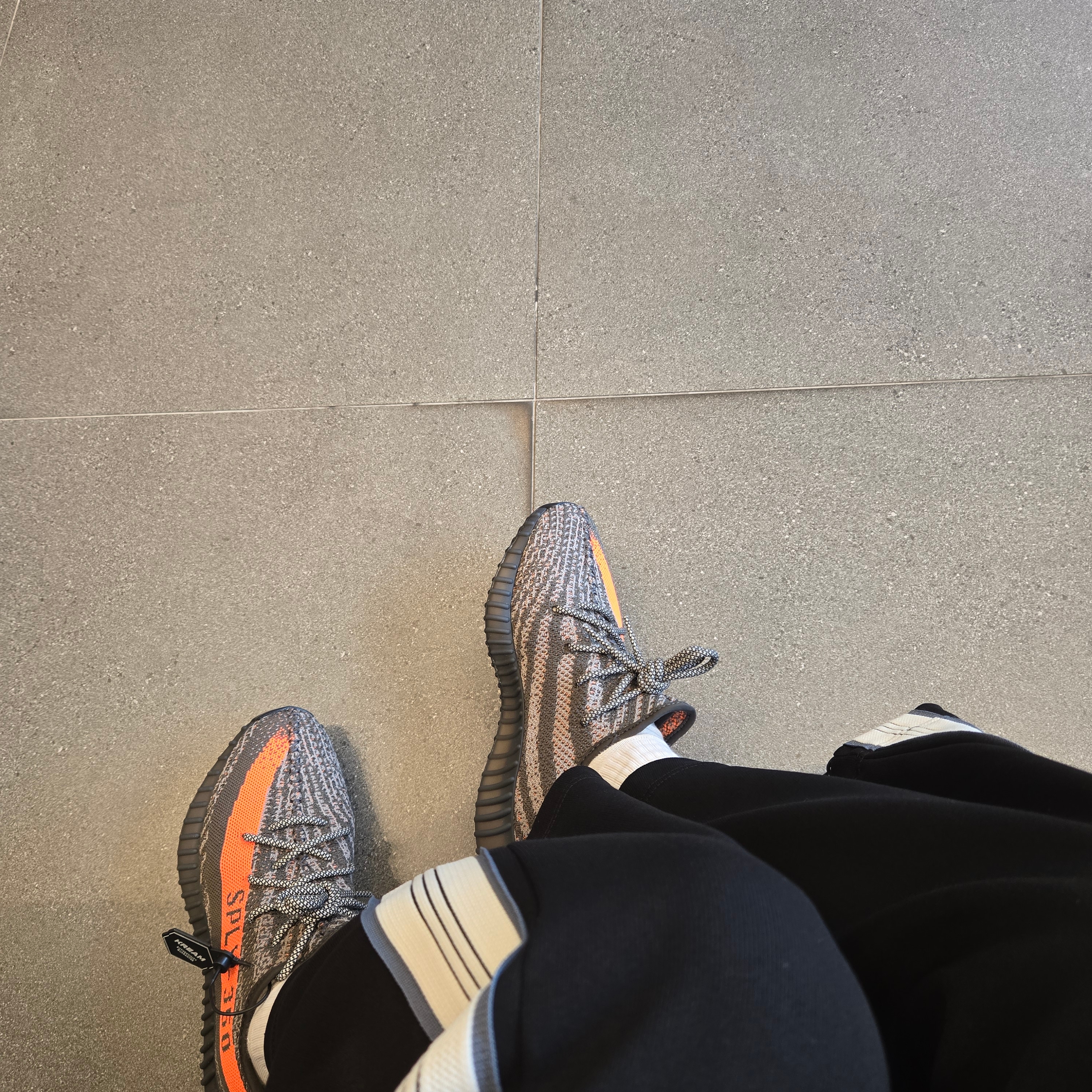 Adidas Yeezy Boost 350 V2 Carbon Beluga 착용 스타일 - 3