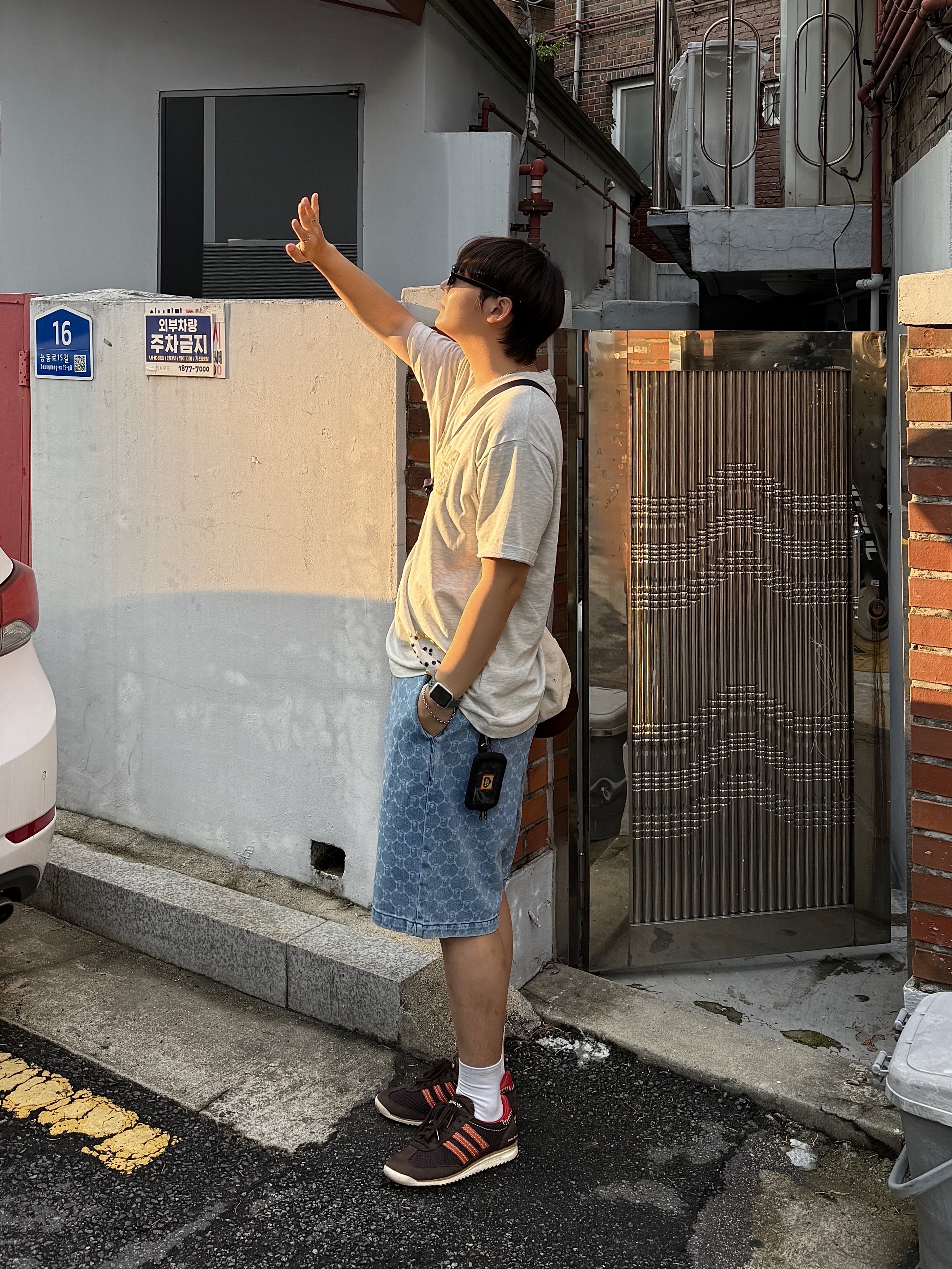 BAPE College Monogram Relaxed Fit 13 oz. Denim Shorts Light Indigo, Adidas x Wales Bonner SL 72 Knit Brown 착용 스타일 - 2