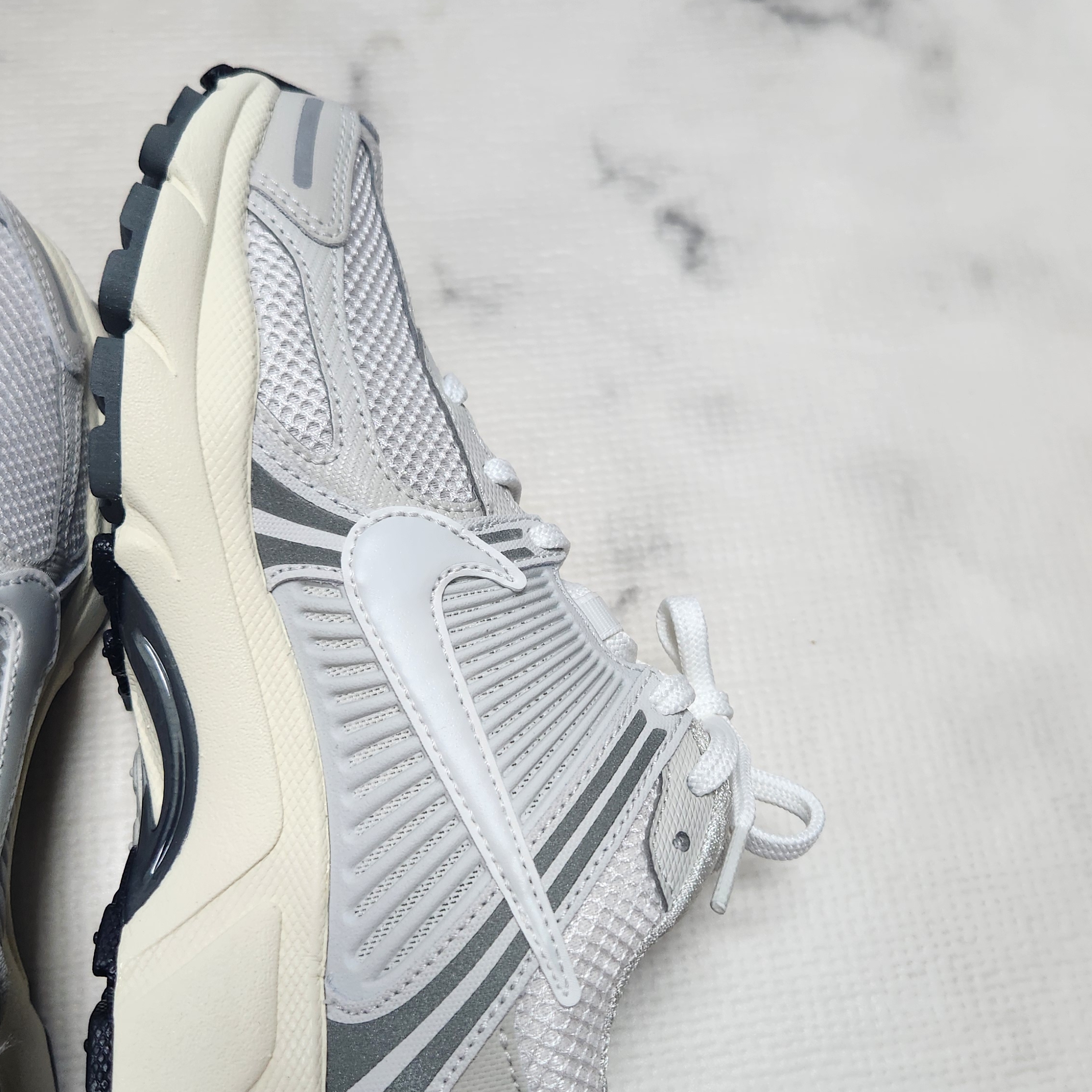 Nike Zoom Vomero 5 Platinum Tint Photon Dust 착용 스타일