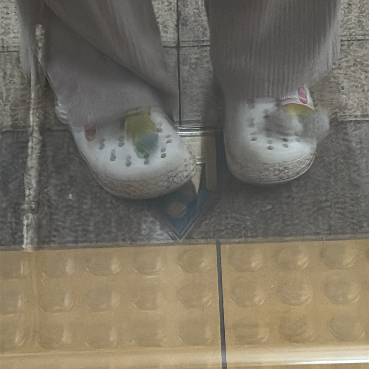 (Kids) Crocs Crocband Stretch Necklace Clog White 착용 스타일 - 1