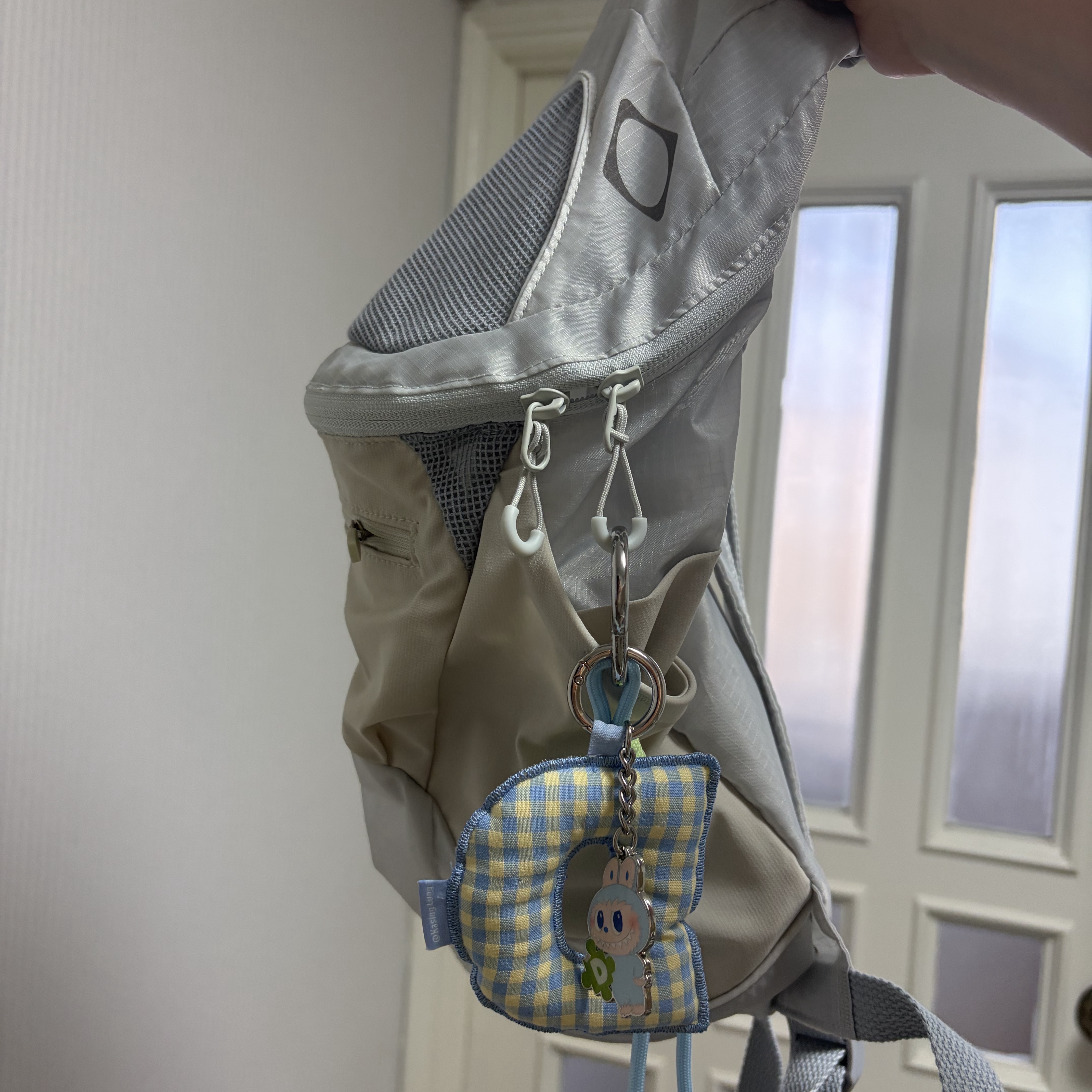 Mischief x Eplc Lightweight Zip Around Backpack Light Gray 착용 스타일
