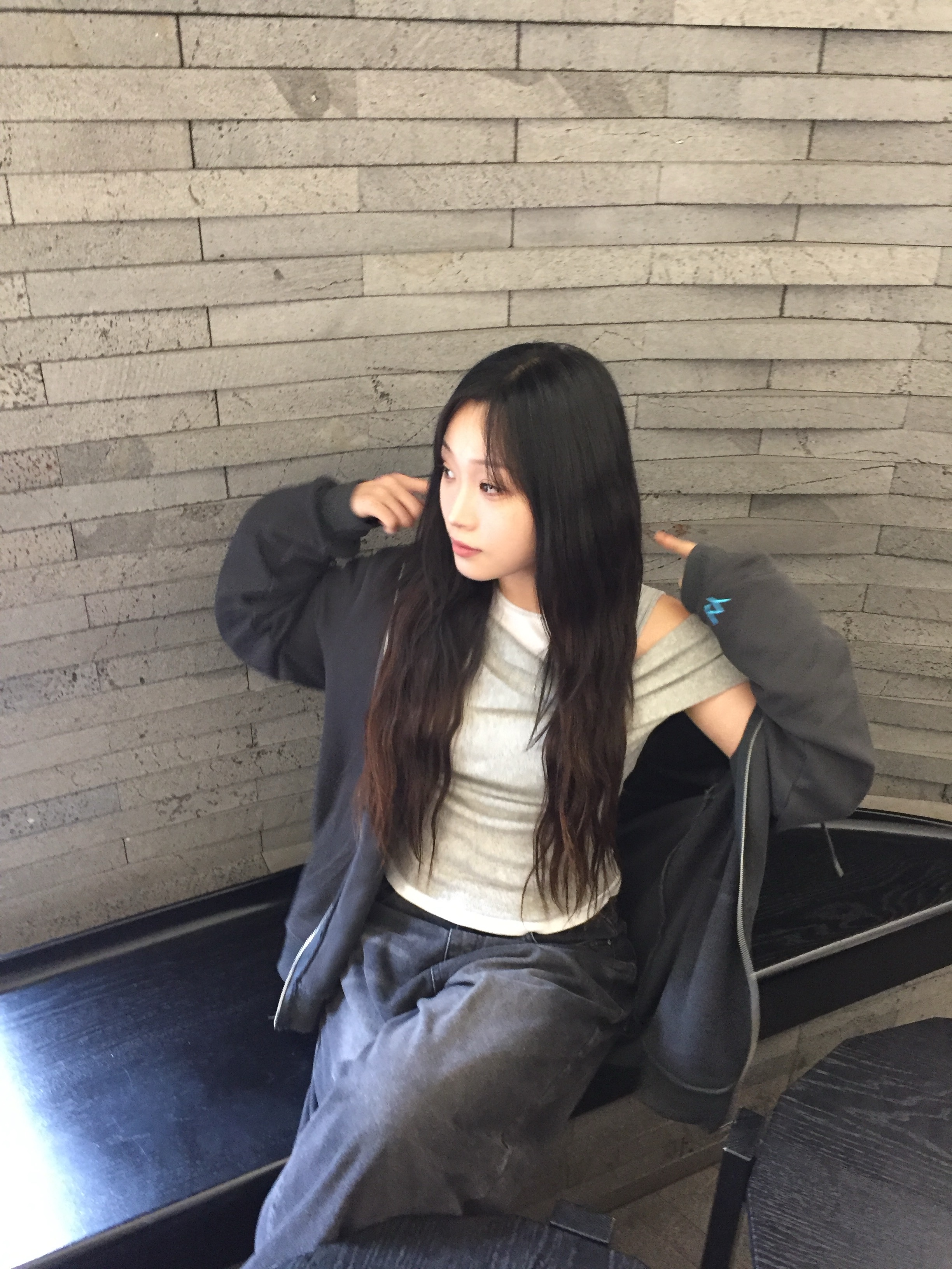 Open Yy Blue Ribbon Snake Hoodie Charcoal 착용 스타일