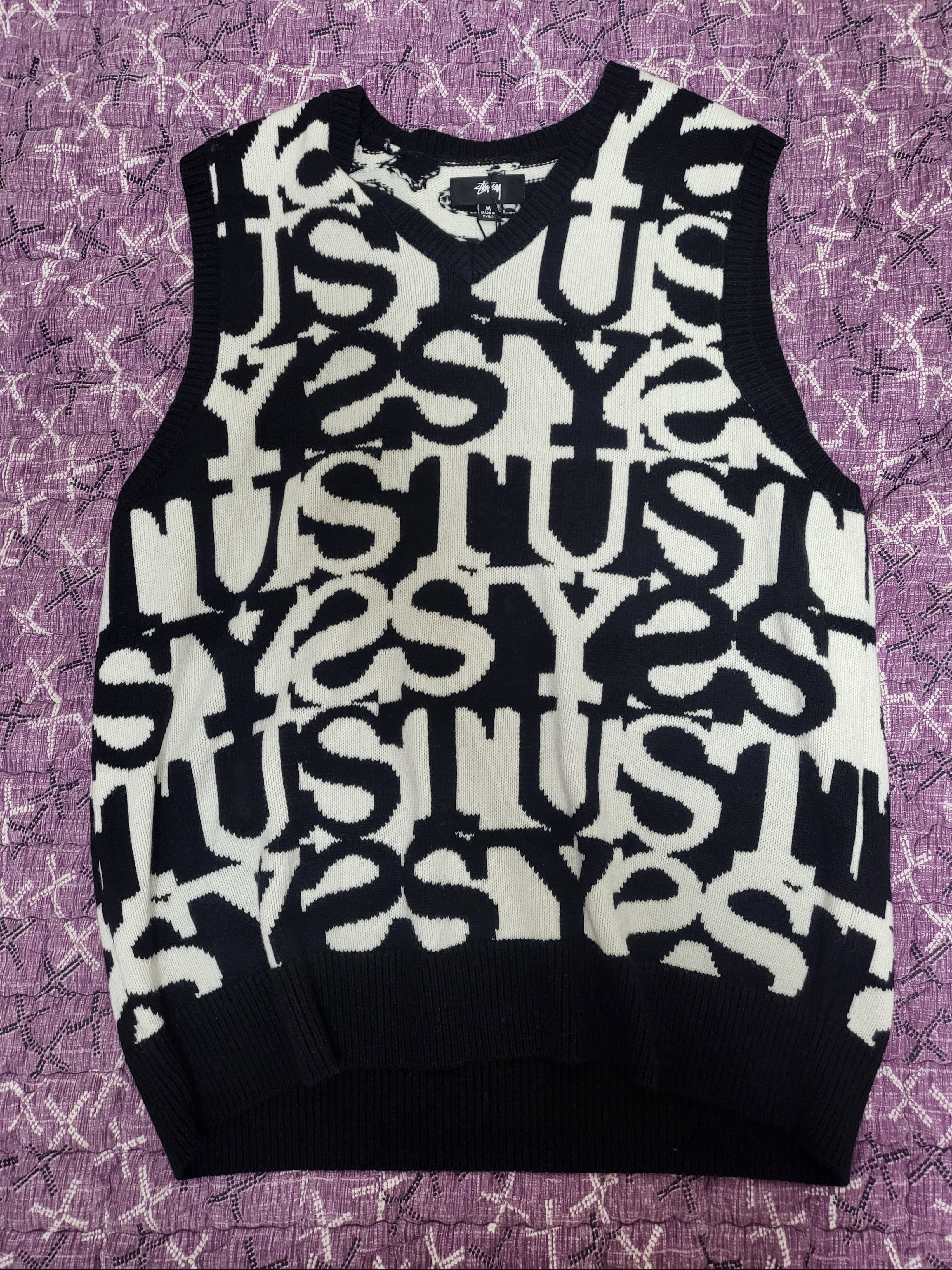 Stussy Stacked Sweater Vest Ivory 착용 스타일