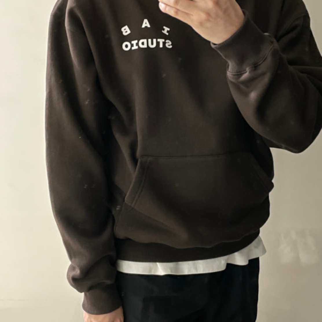 IAB Studio Hoodie Black 착용 스타일