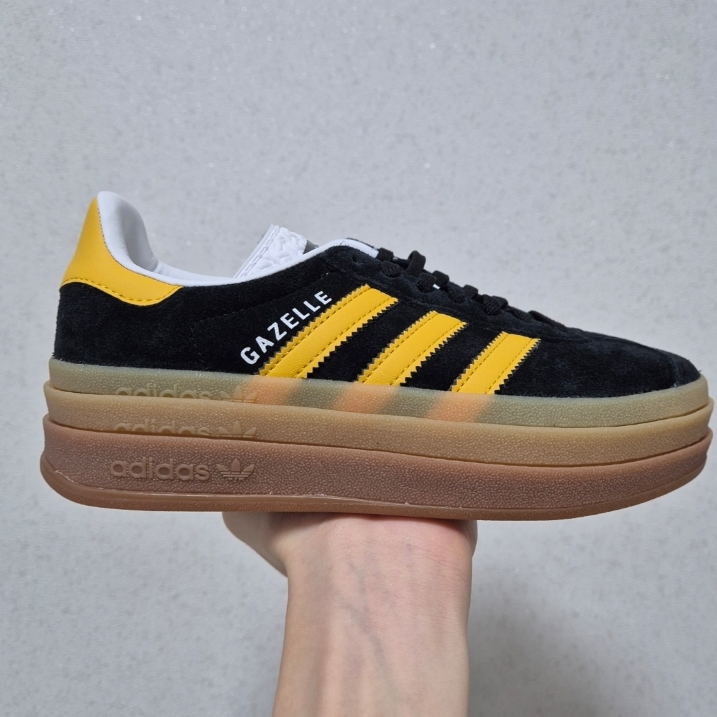 (W) Adidas Gazelle Bold Core Black Bold Gold 착용 스타일