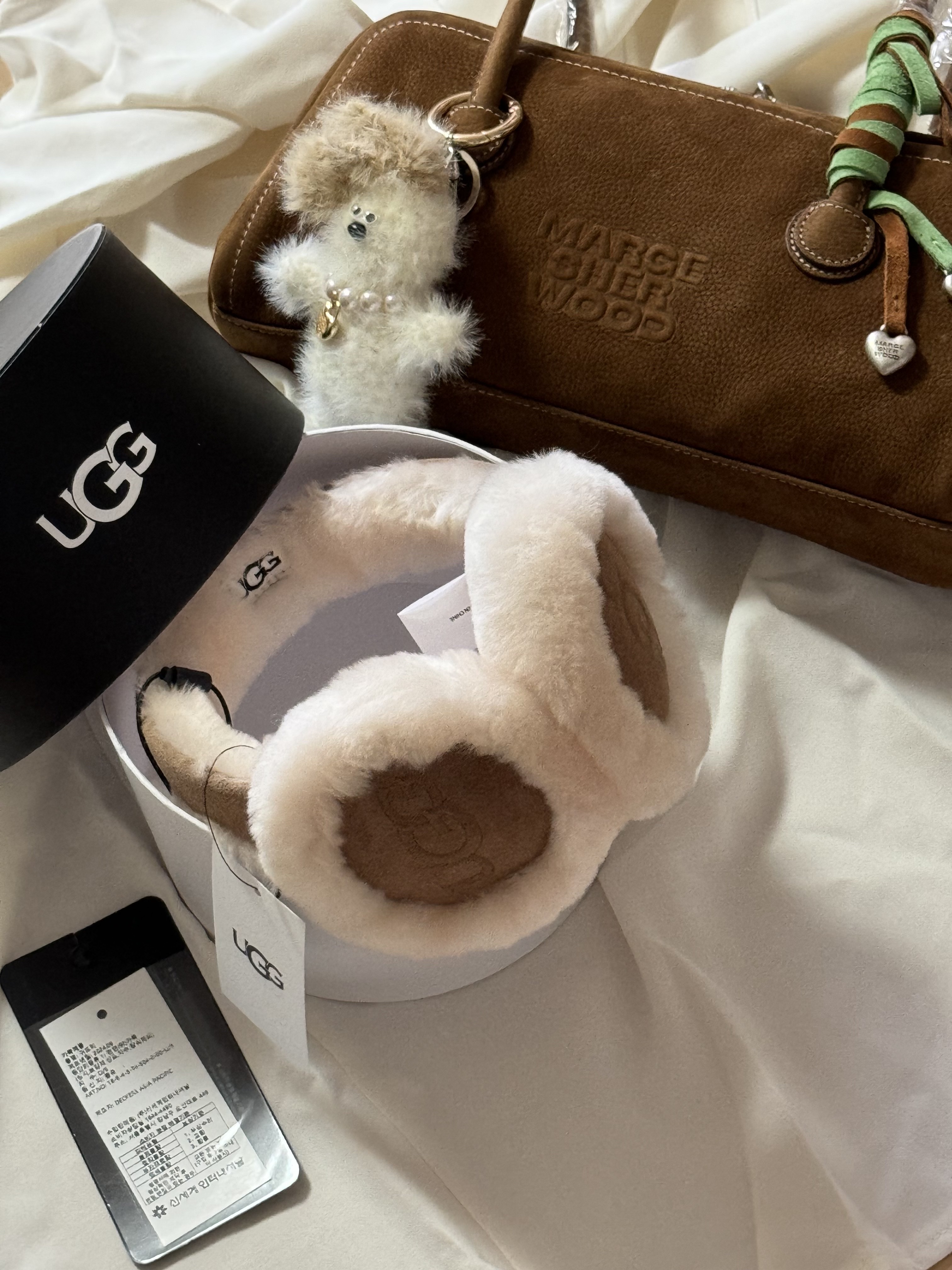 (W) UGG Embroidered Logo Earmuff Chestnut, Margesherwood Soft Baguette Bag Chestnut Nubuck 착용 스타일 - 3