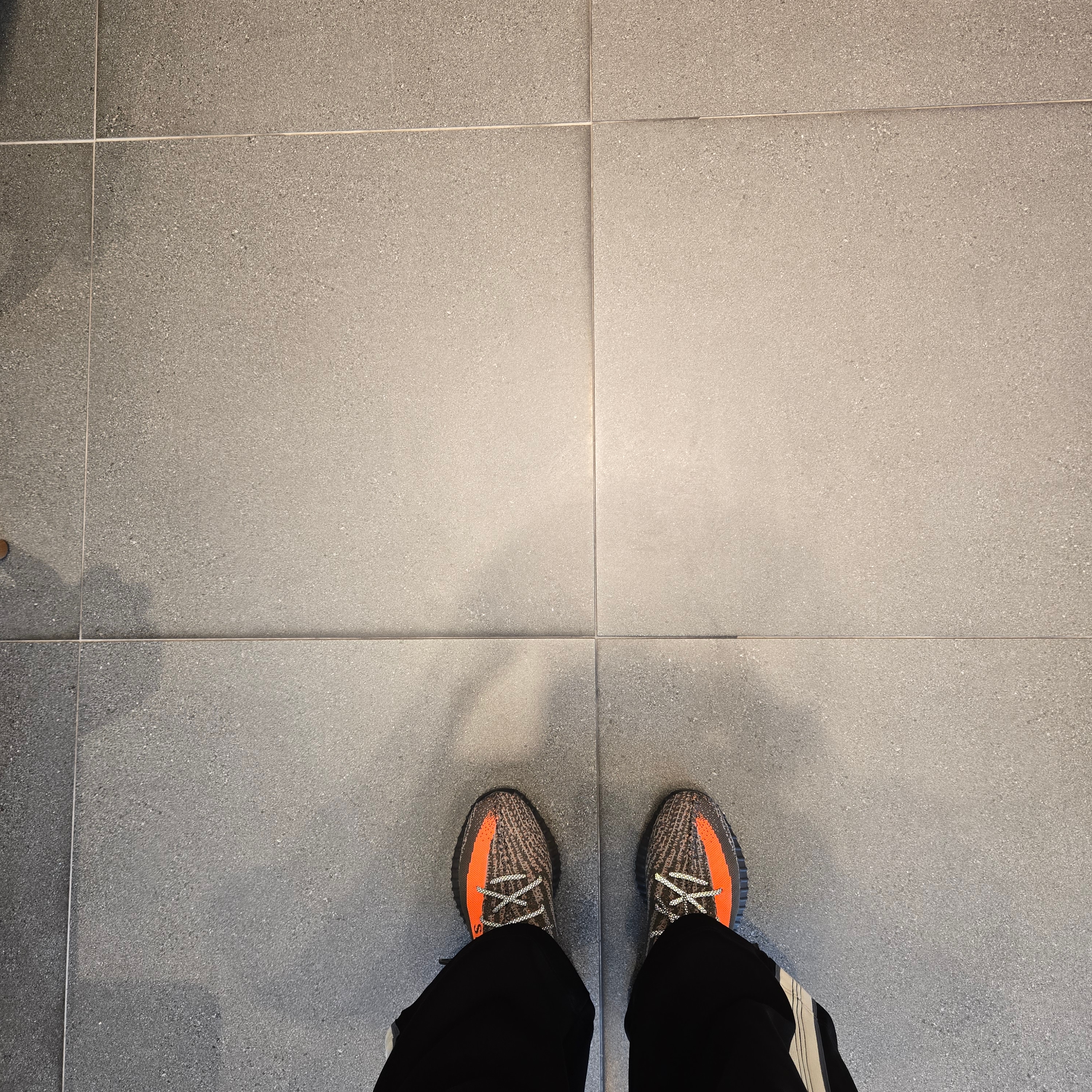 Adidas Yeezy Boost 350 V2 Carbon Beluga 착용 스타일 - 1