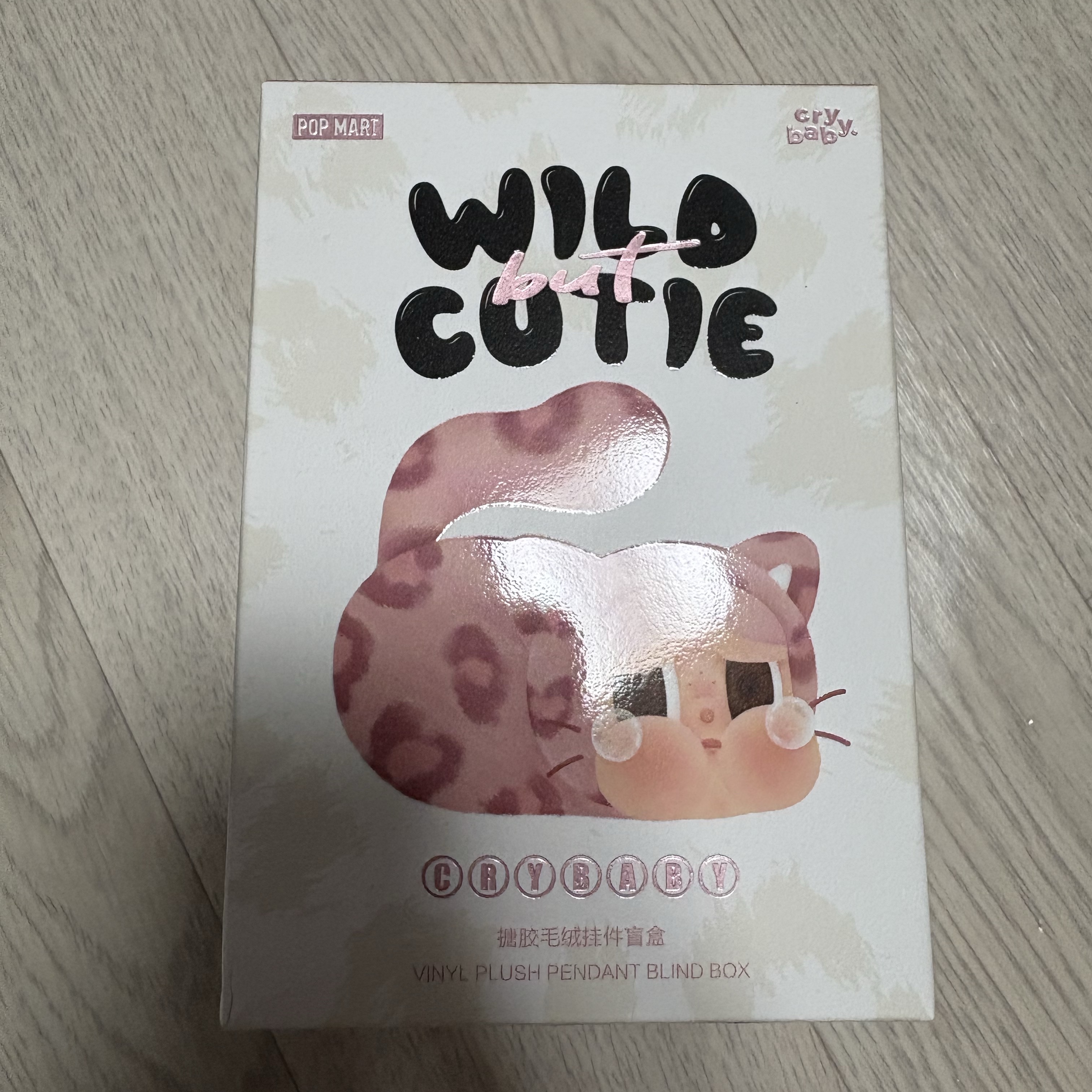 Pop Mart Crybaby Wild But Cutie Series Vinyl Plush Pendant (1 Blind Box) 착용 스타일