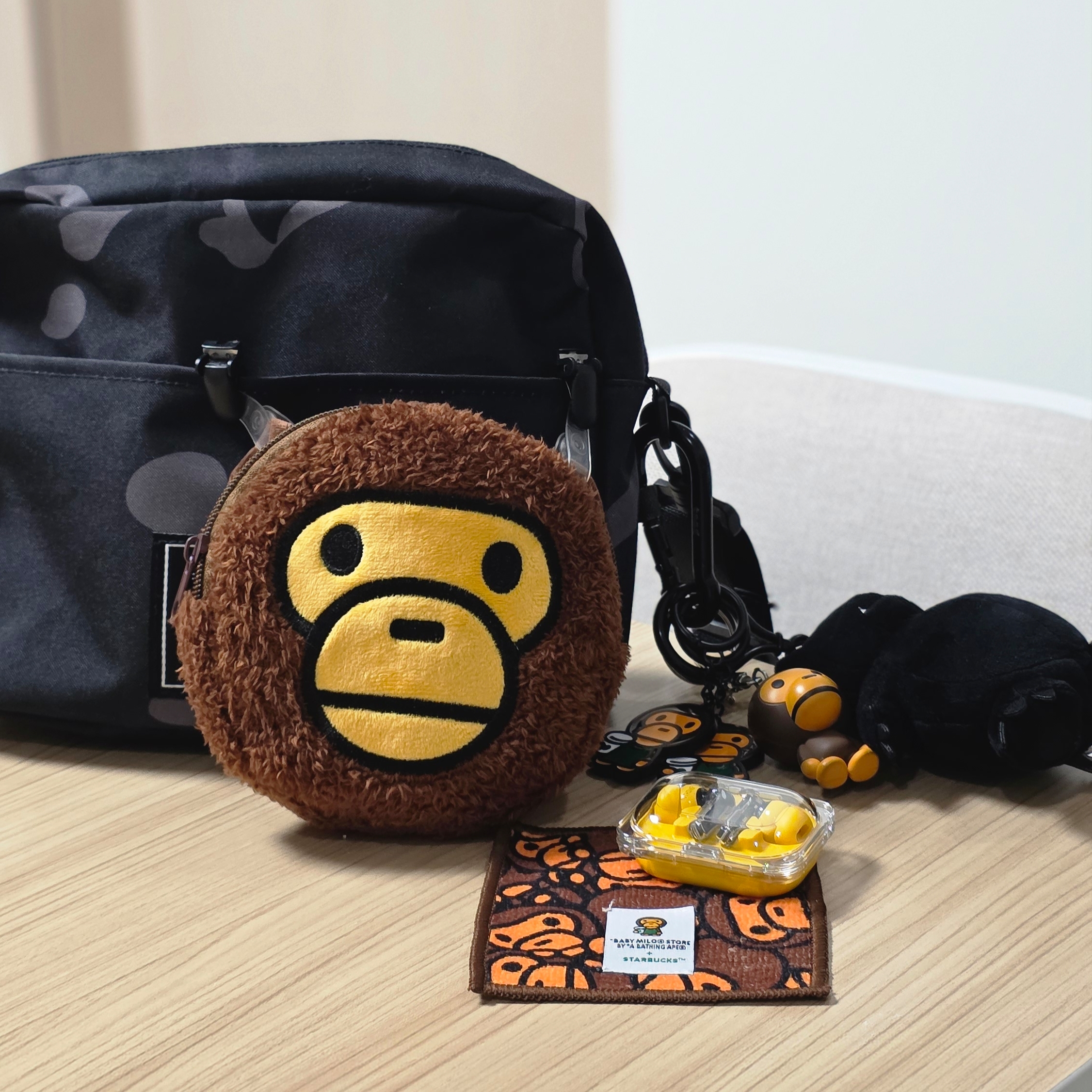 Starbucks x BAPE Baby Milo Keychain, Nothing Ear (a) Yellow 착용 스타일