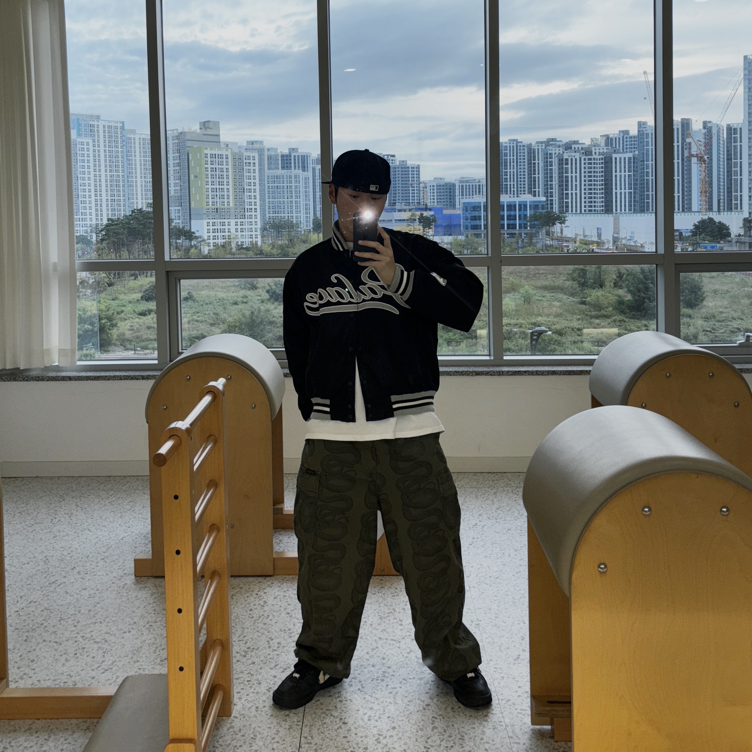 Palace Satin The Arena Jacket Black - 23FW 착용 스타일