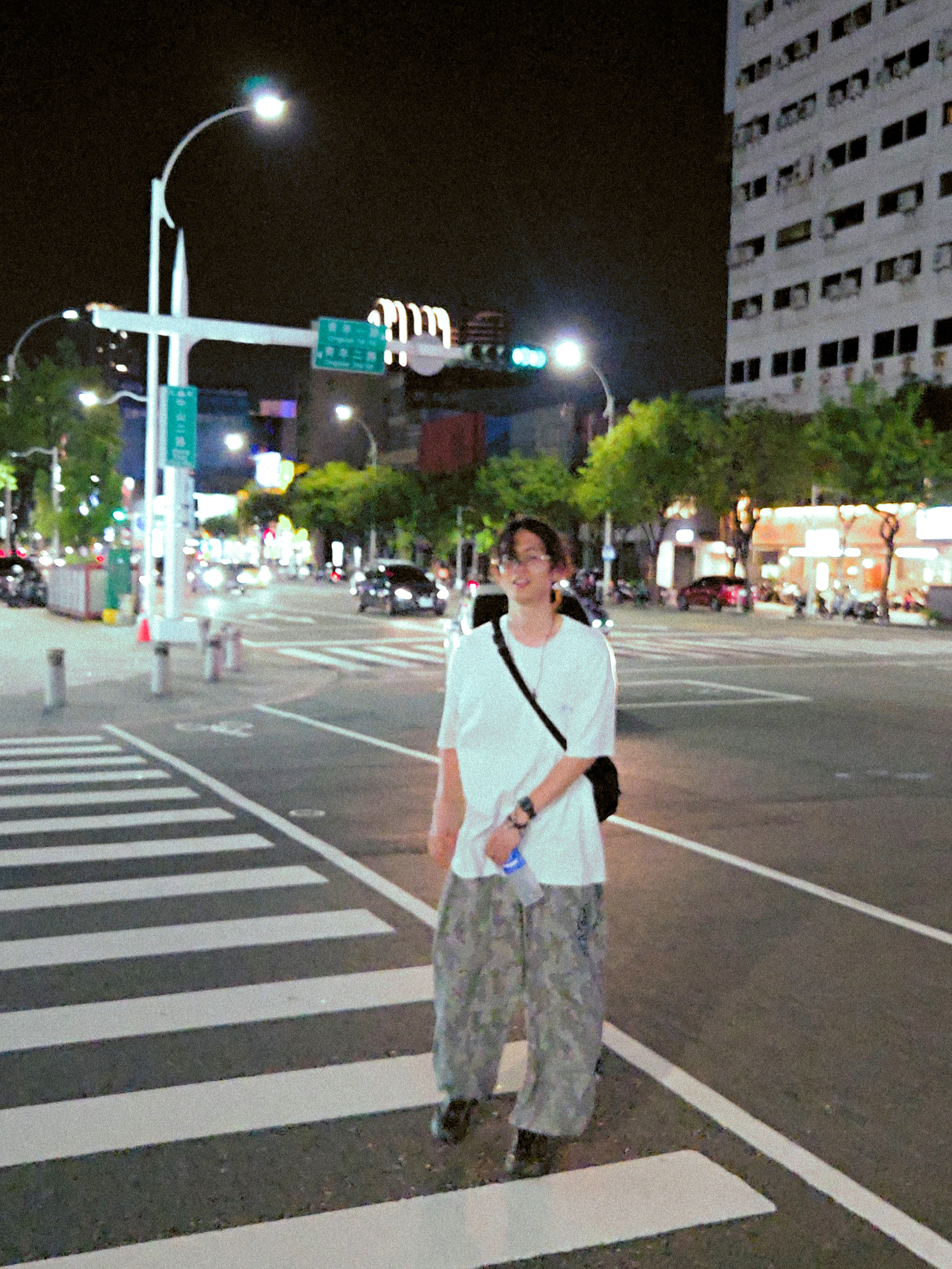 Stussy Statue T-Shirt Natural, Supreme Sling Bag Black - 20FW 착용 스타일 - 2