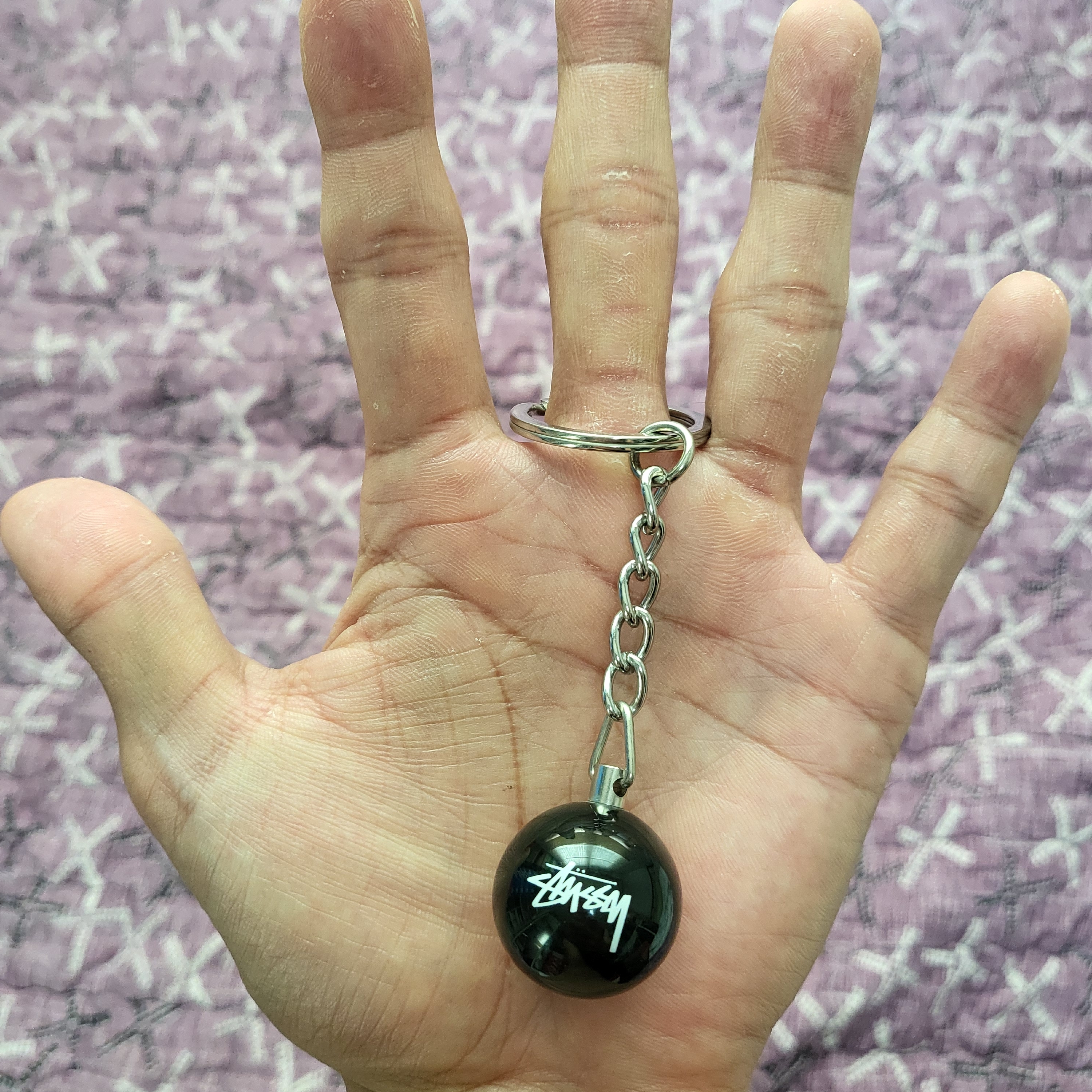 Stussy 8 Ball Keychain Black 착용 스타일 - 1