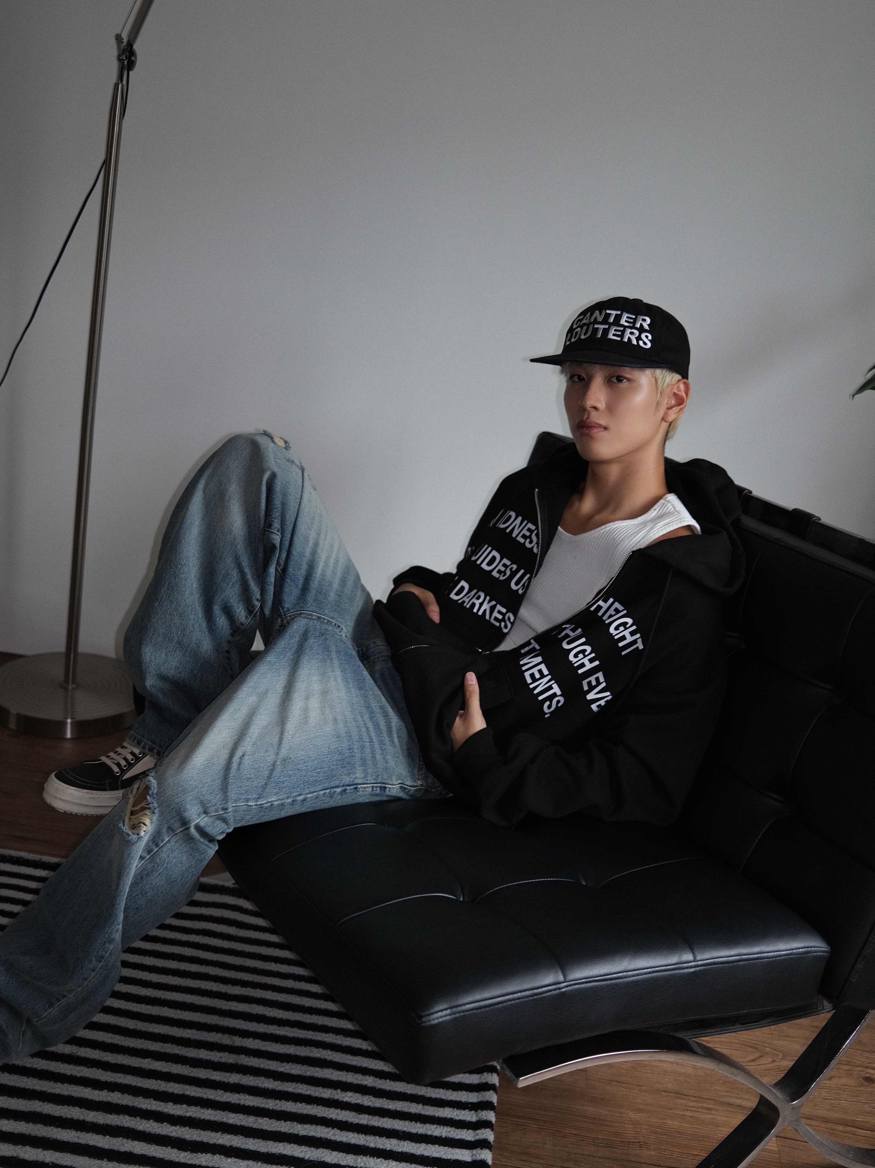 Rick Owens Drkshdw Suede Vintage Sneakers Dark Dust Pearl Milk White 착용 스타일 - 1