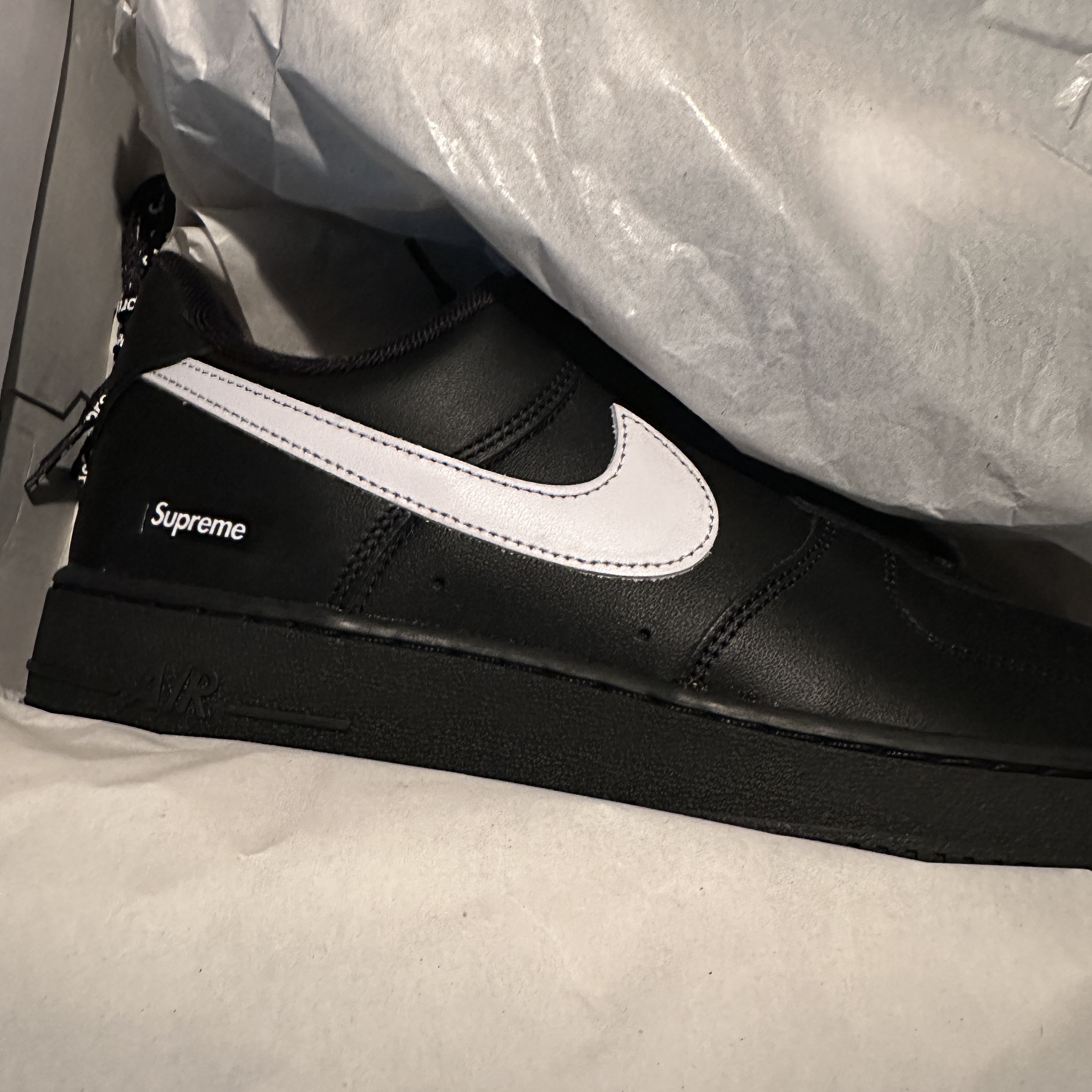 Nike x Supreme Air Force 1 Low Black 착용 스타일