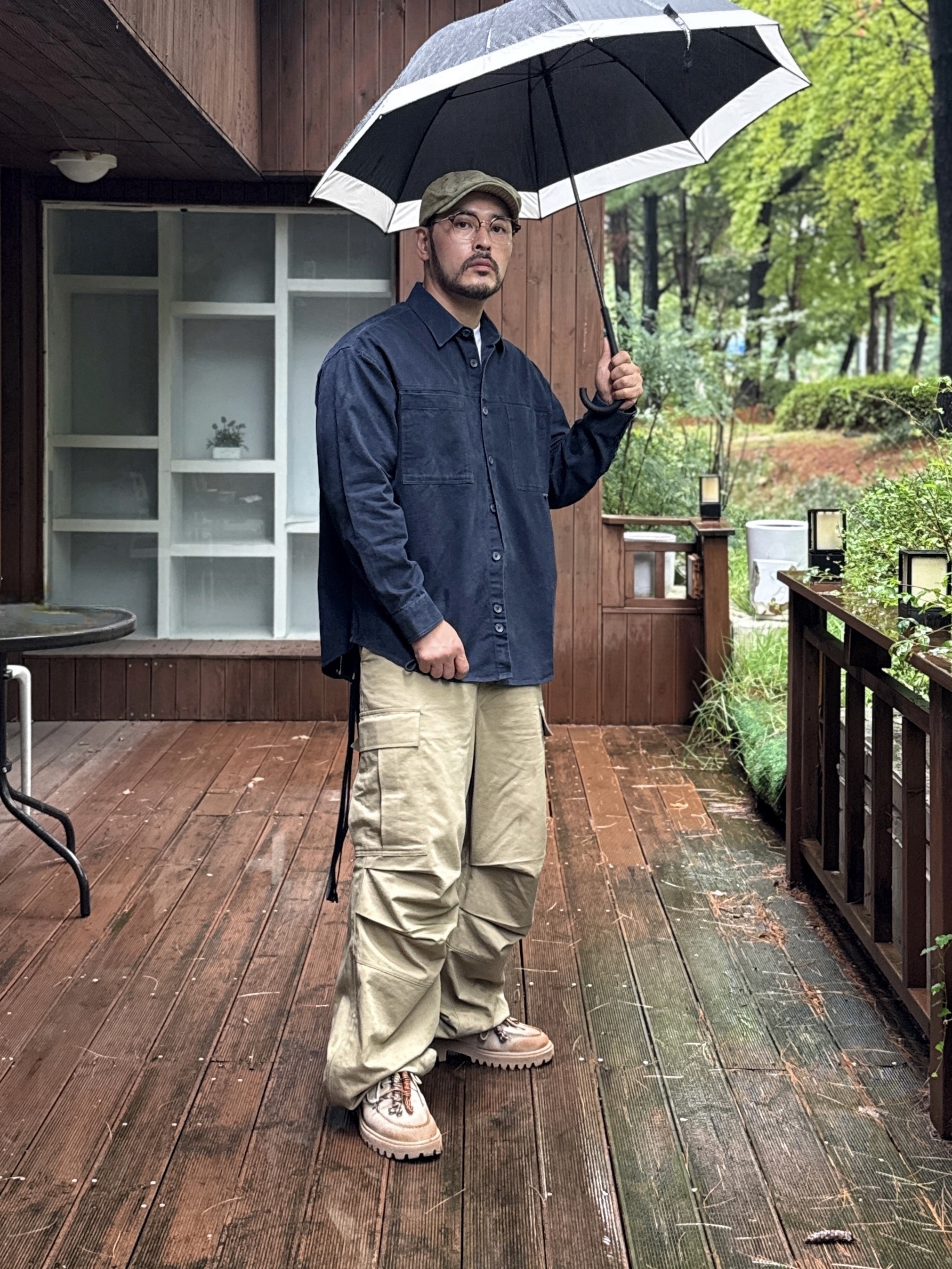 Starbucks x Hunter Light Umbrella Black 착용 스타일 - 2