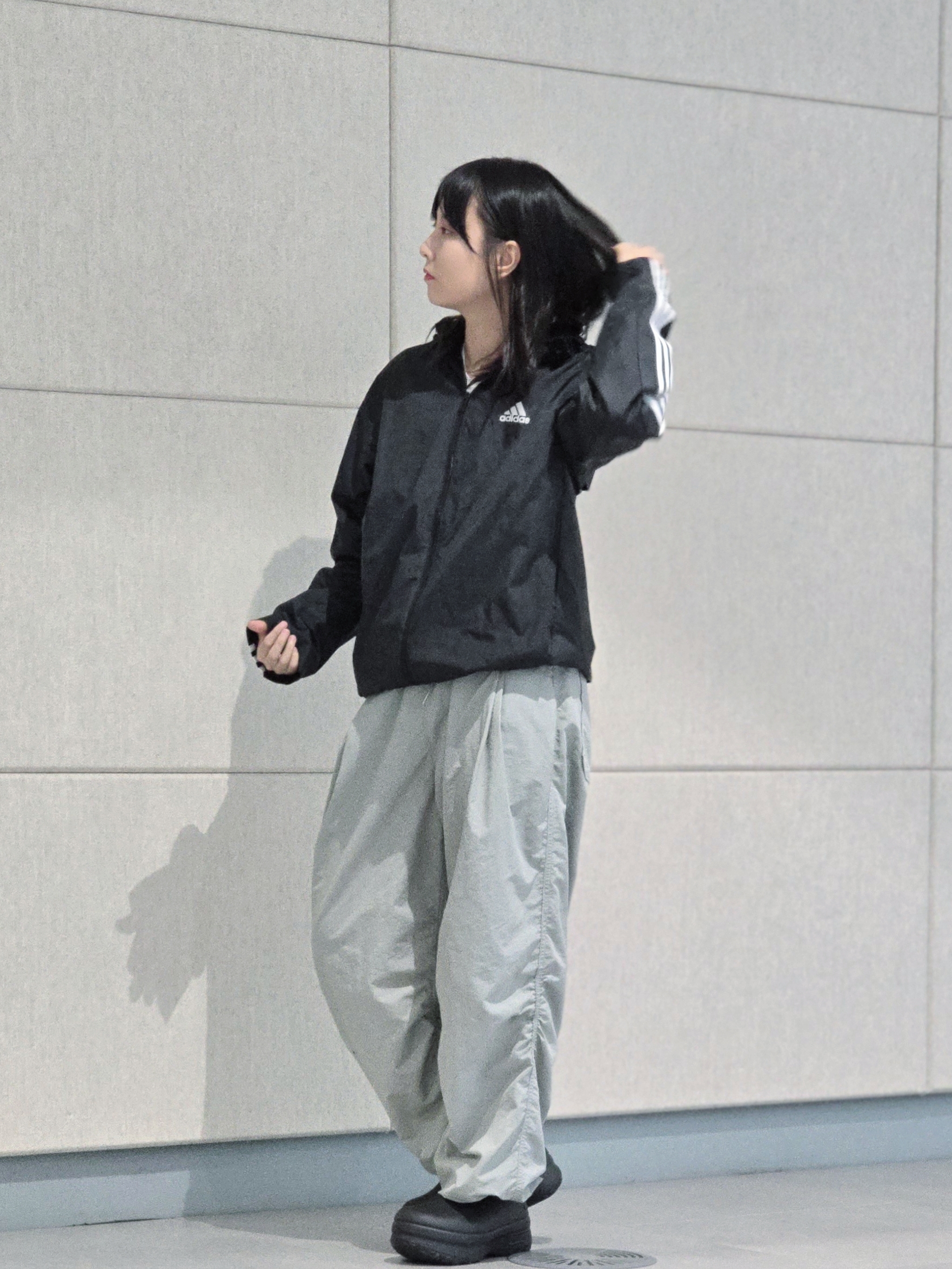 Adidas Essential 3S Woven Windbreaker Jacket Black - KR Sizing, (W) Adidas Adifom Stan Smith Mule Core Black 착용 스타일