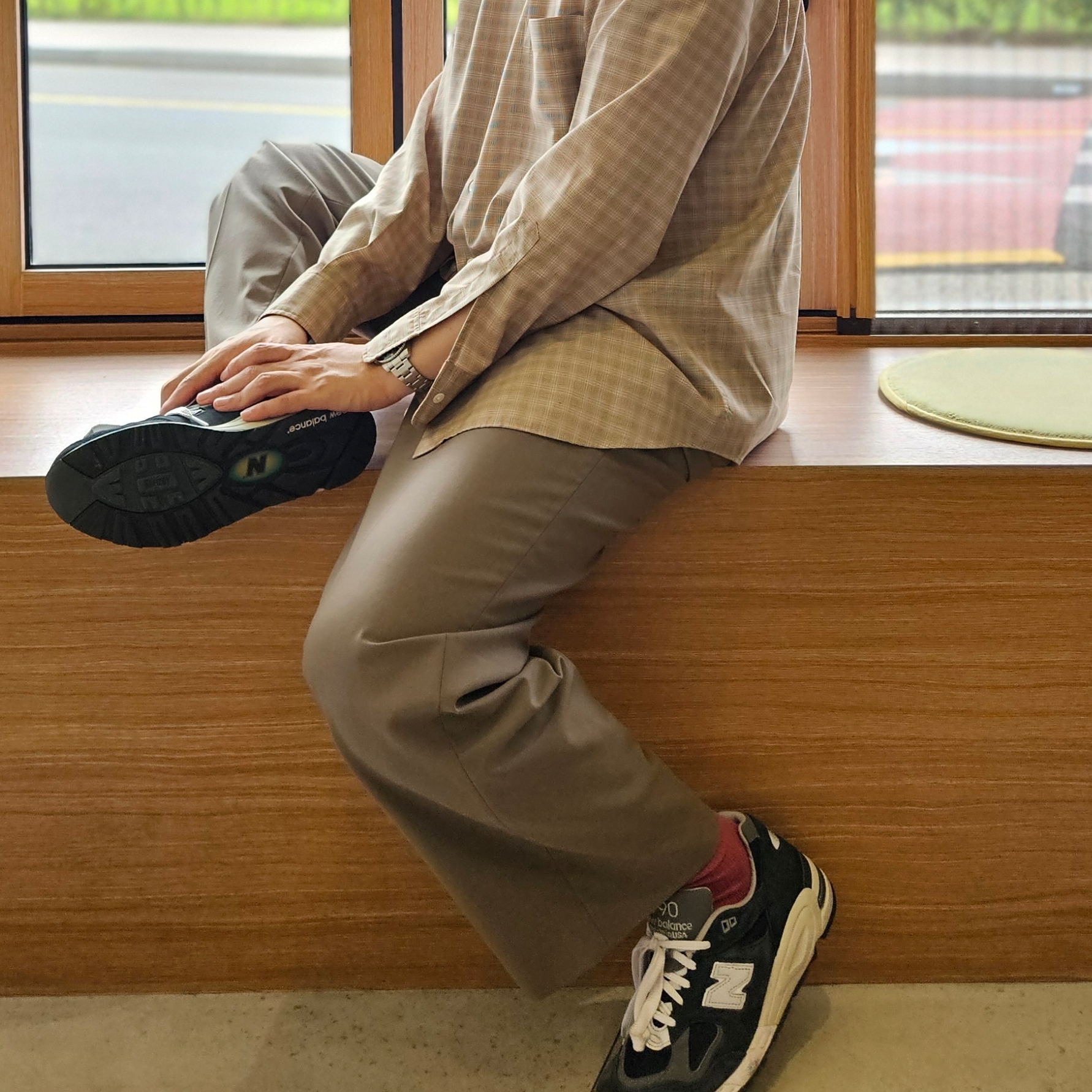 Auralee Super Light Wool Check Shirt Light Beige Check - 22AW, New Balance 990v2 Made in USA Navy 착용 스타일 - 3